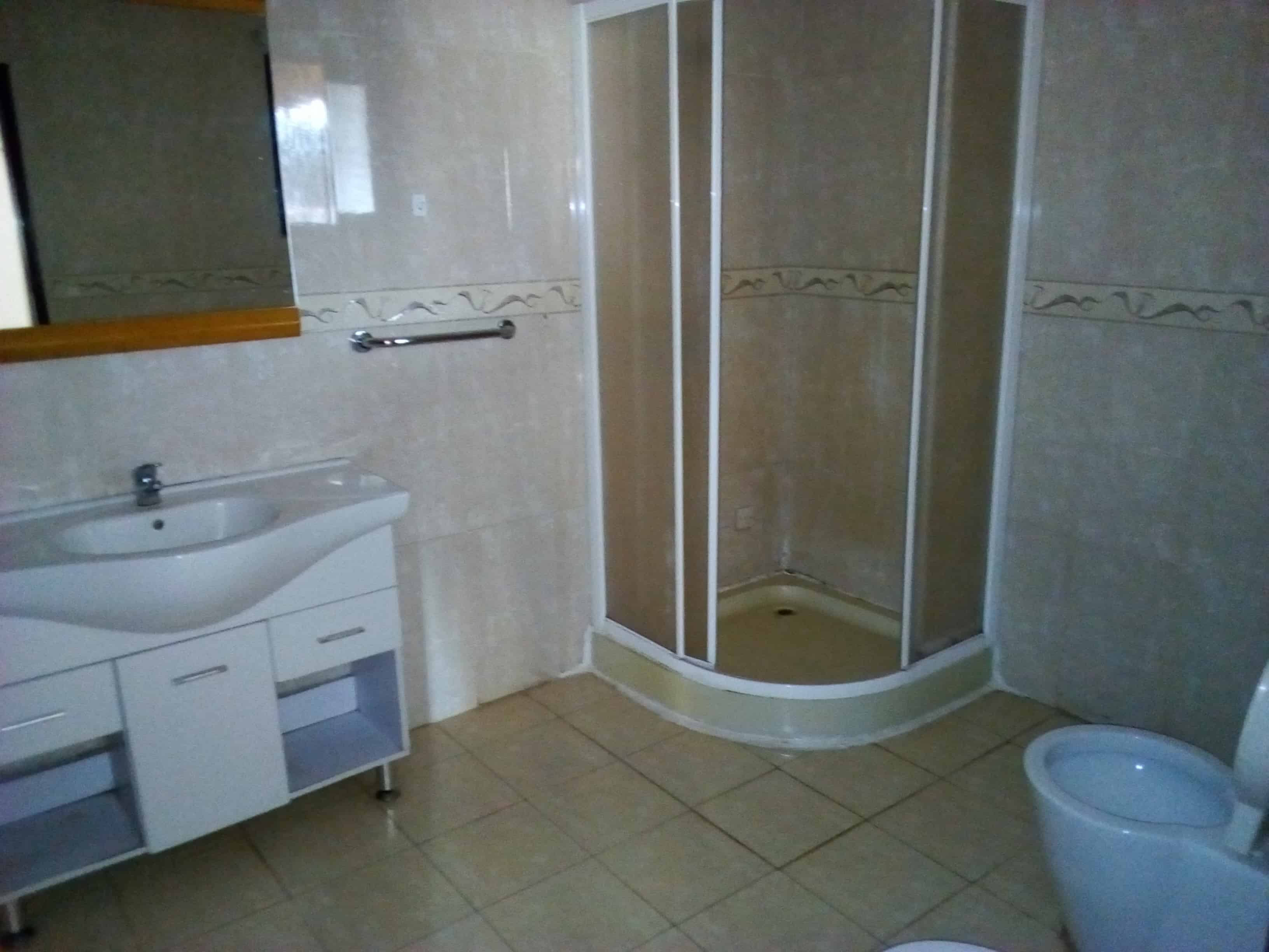 Apartment to rent - Yaoundé, Bastos, pas loin de residence du nigeria - 1 living room(s), 3 bedroom(s), 4 bathroom(s) - 1 300 000 FCFA / month