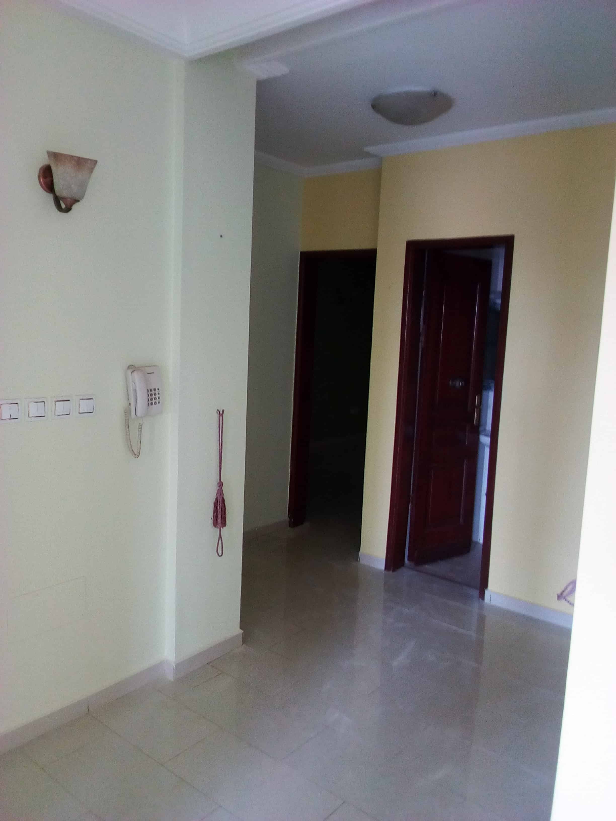 Apartment to rent - Yaoundé, Bastos, pas loin dude la pharmacie - 1 living room(s), 2 bedroom(s), 3 bathroom(s) - 1 200 000 FCFA / month