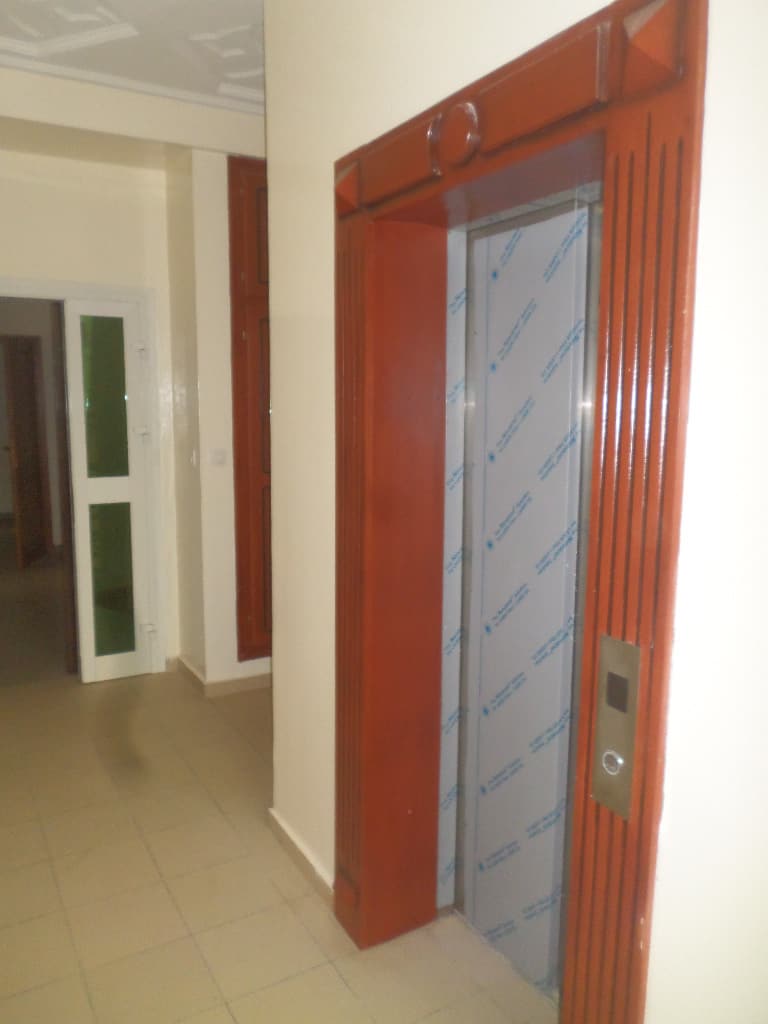Office to rent at Yaoundé, Bastos, pas loin de lonel - 200 m2 - 1 700 000 FCFA
