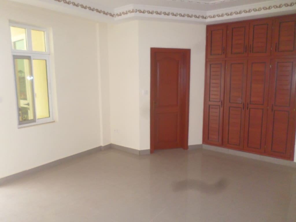 Office to rent at Yaoundé, Bastos, pas loin de lonel - 200 m2 - 1 700 000 FCFA