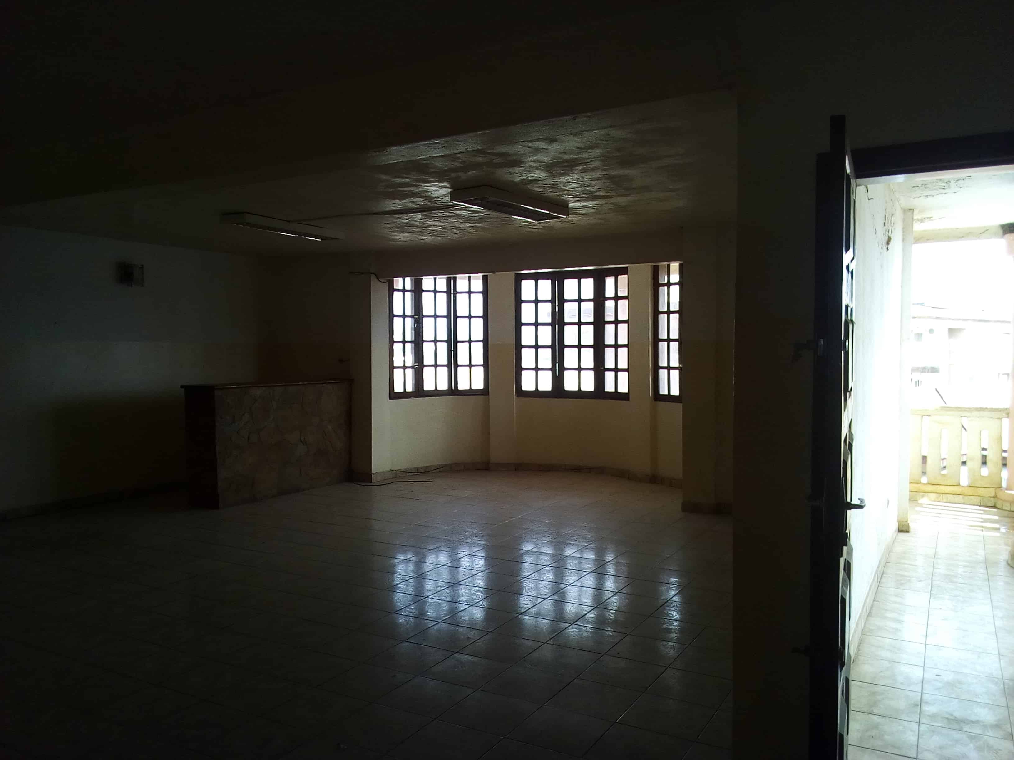 Bureau à louer à Yaoundé, Bastos, pas loin de la nouvelle route - 100 m2 - 400 000 FCFA