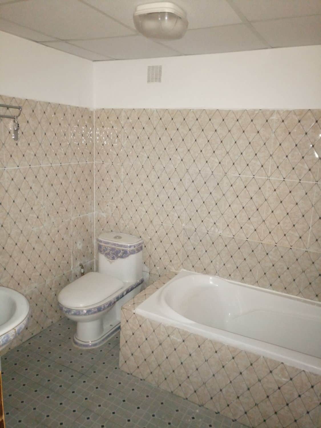 Appartement à louer - Douala, Bonapriso,  - 1 salon(s), 3 chambre(s), 2 salle(s) de bains - 700 000 FCFA / mois