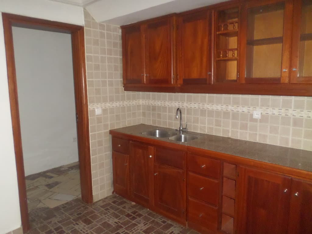 Apartment to rent - Yaoundé, Bastos, pas loin camtel - 1 living room(s), 2 bedroom(s), 3 bathroom(s) - 650 000 FCFA / month