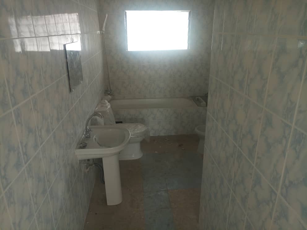 House (Villa) to rent - Douala, Bonapriso,  - 1 living room(s), 4 bedroom(s), 3 bathroom(s) - 1 800 000 FCFA / month