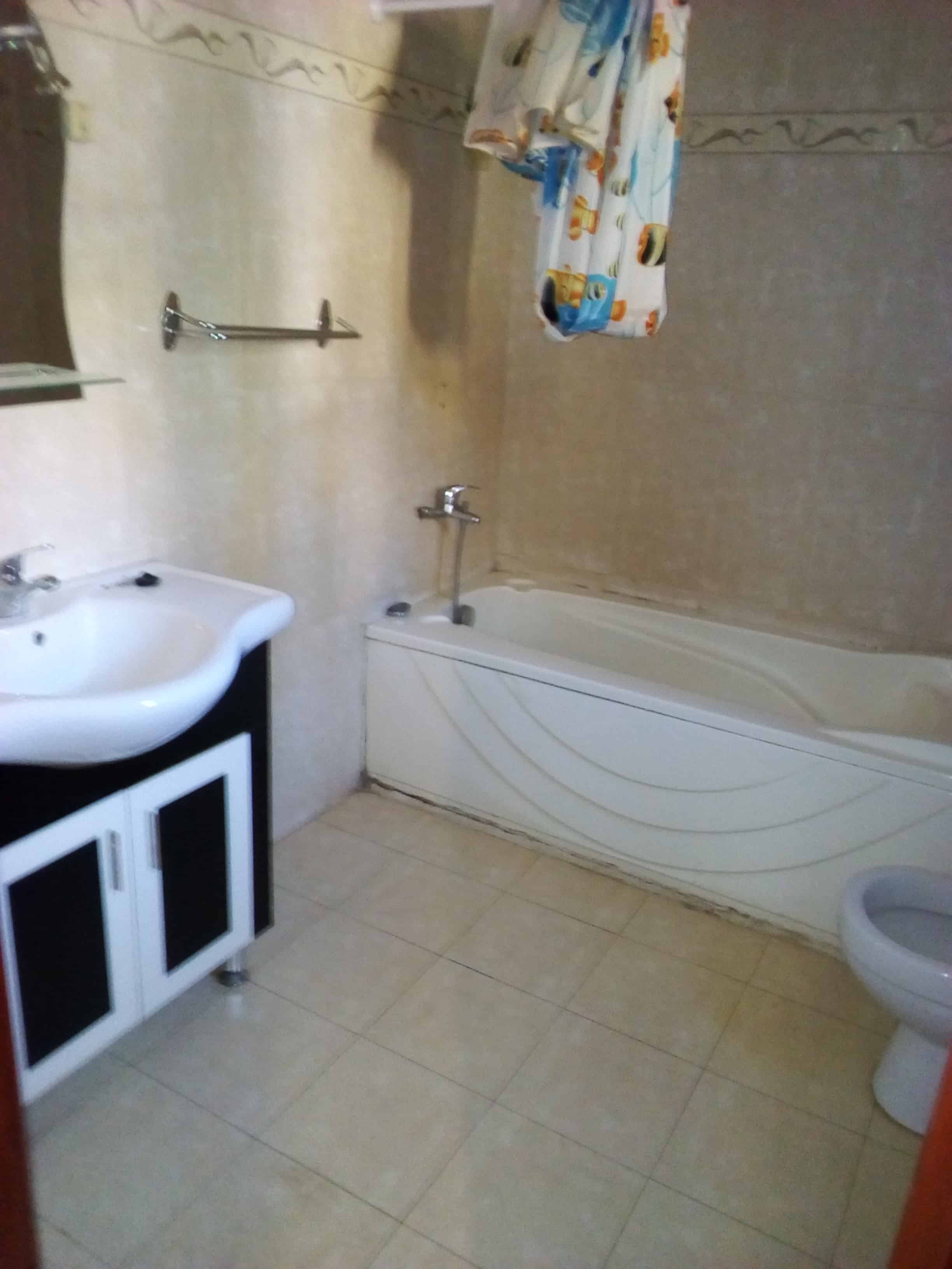 Apartment to rent - Yaoundé, Bastos, pas loin de residence du nigeria - 1 living room(s), 3 bedroom(s), 4 bathroom(s) - 1 300 000 FCFA / month