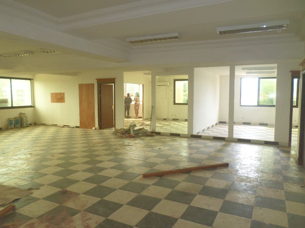 Office to rent at Yaoundé, Bastos, pas loin de centragel  OPEN SPACE - 385 m2 - 3 000 000 FCFA