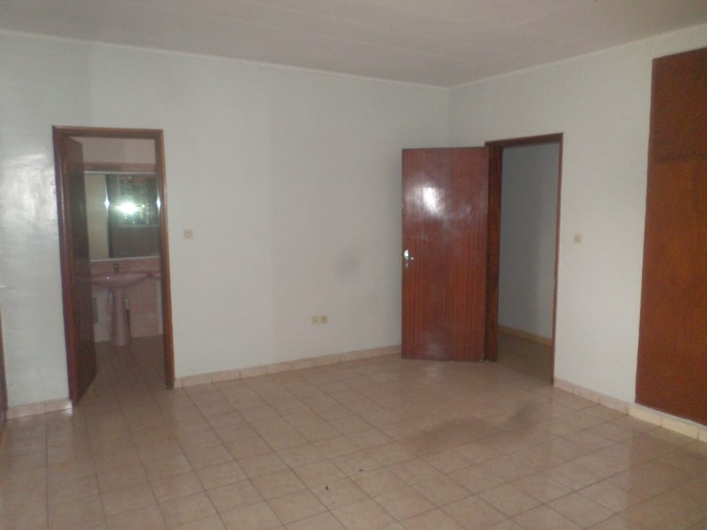 Office to rent at Yaoundé, Bastos, apres ambassade de coree - 2000 m2 - 2 500 000 FCFA
