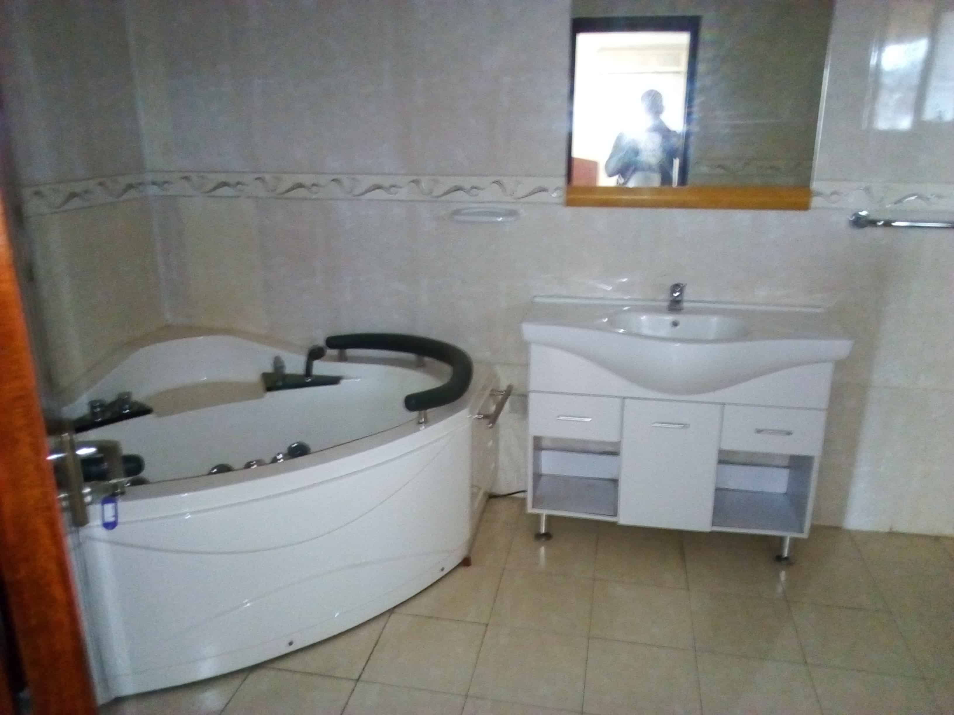 Apartment to rent - Yaoundé, Bastos, pas loin de residence du nigeria - 1 living room(s), 3 bedroom(s), 4 bathroom(s) - 1 300 000 FCFA / month