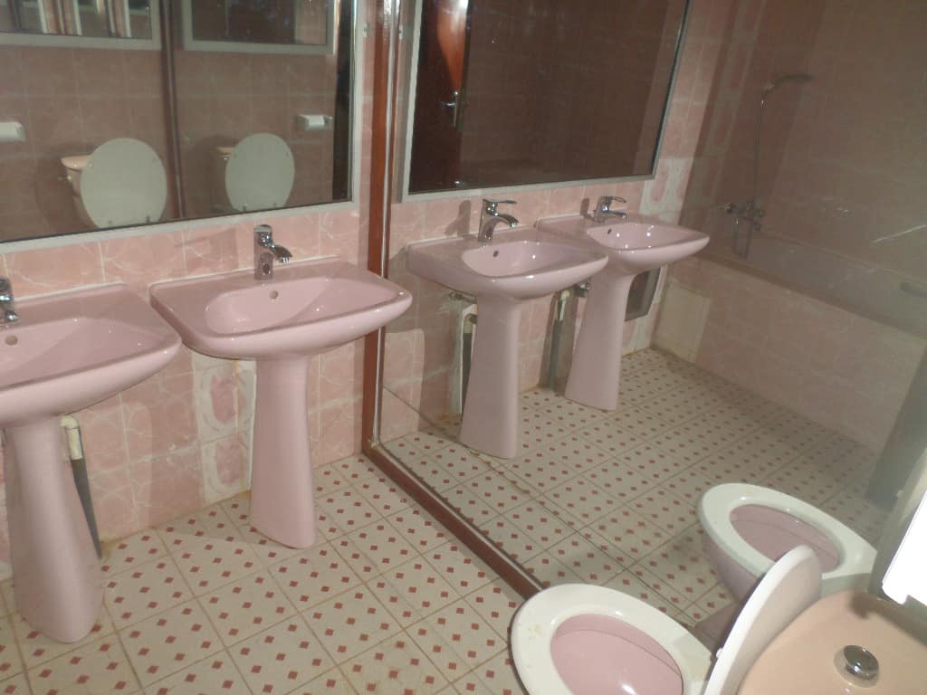 House (Duplex) to rent - Yaoundé, Bastos, apres ambassade de coree - 1 living room(s), 5 bedroom(s), 4 bathroom(s) - 2 500 000 FCFA / month