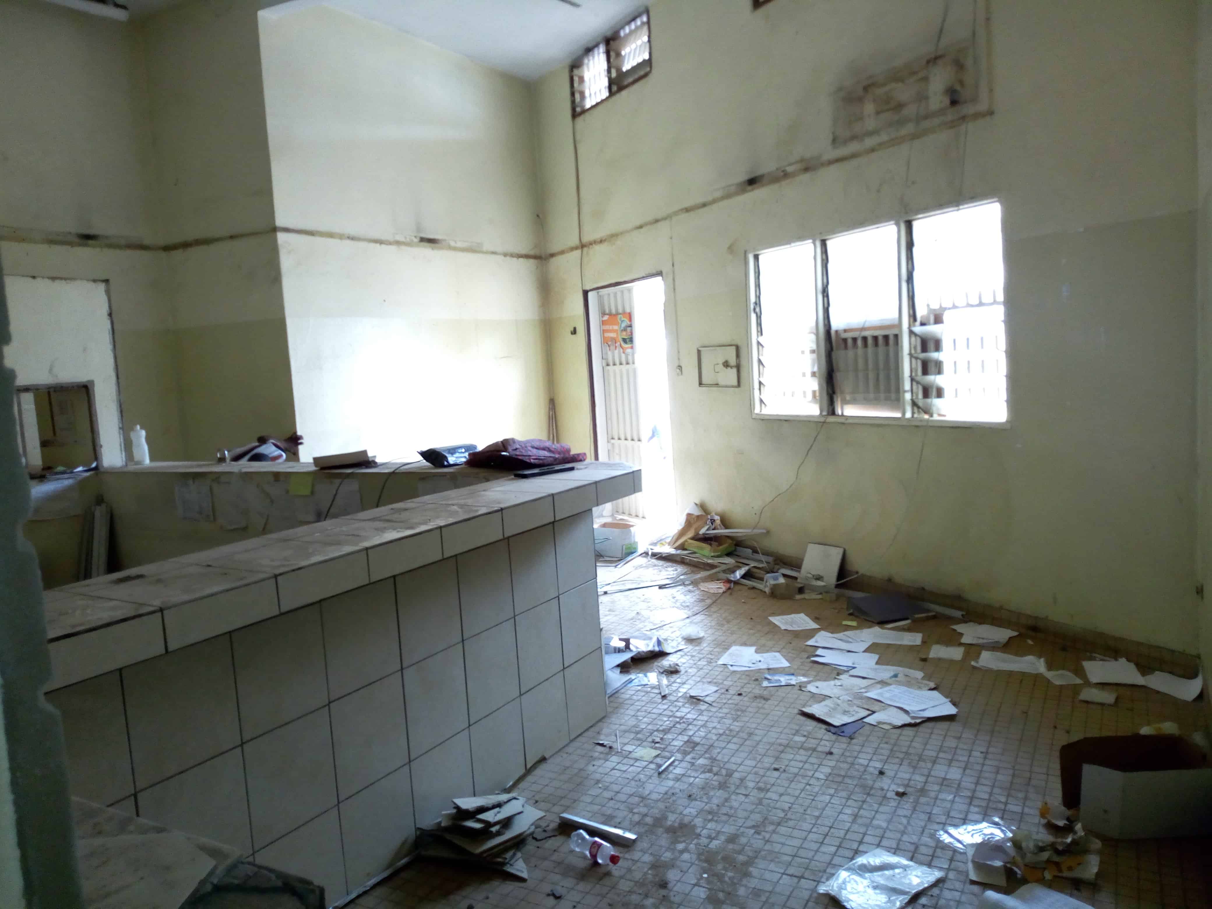 Shop to rent at Yaoundé, Biyem-Assi, immobilier - 100 m2 - 350 000 FCFA
