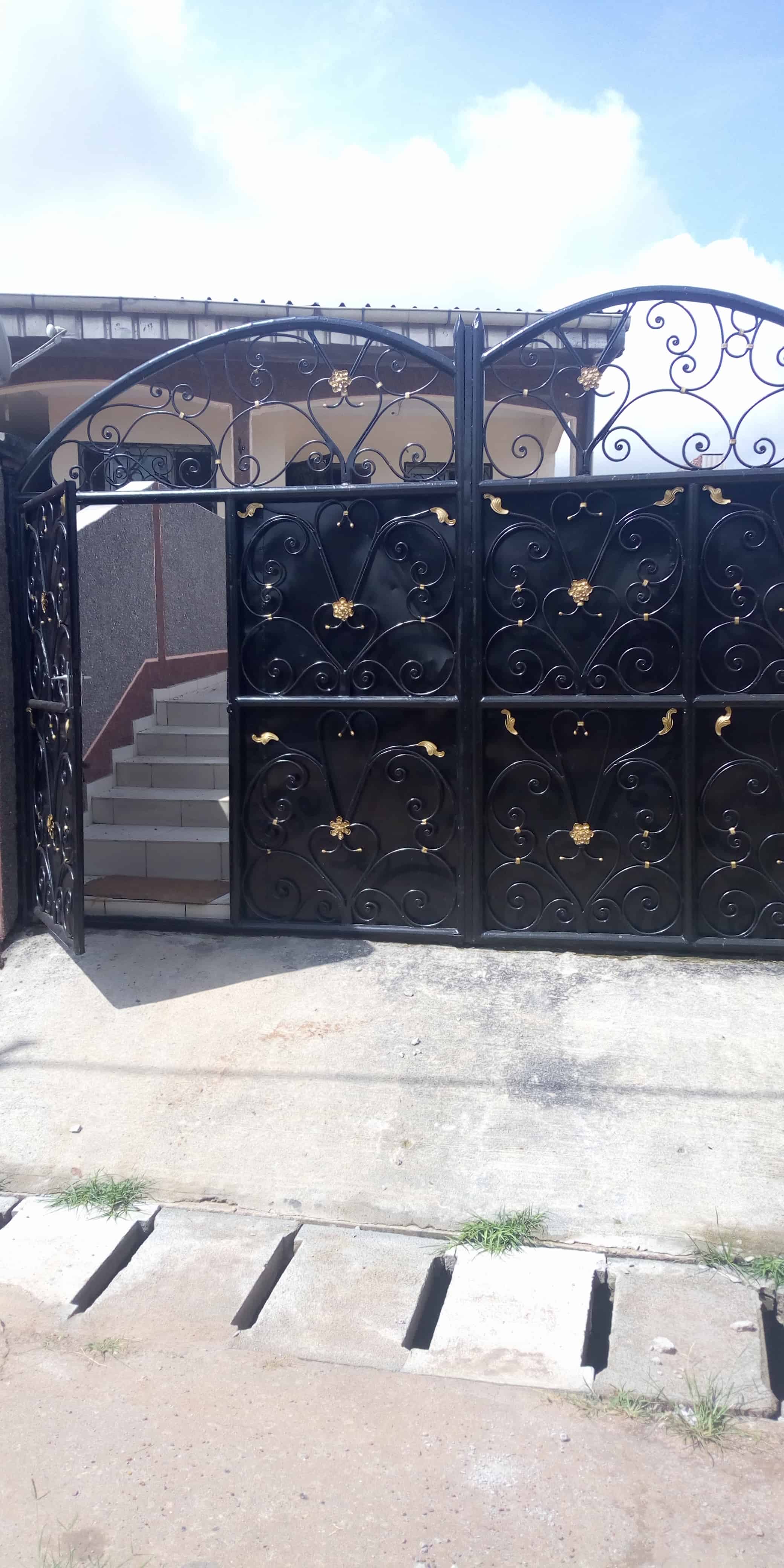 Apartment to rent - Yaoundé, Biyem-Assi, Appartement pour bureau a louer biyem assi yaounde - 1 living room(s), 2 bedroom(s), 1 bathroom(s) - 200 000 FCFA / month