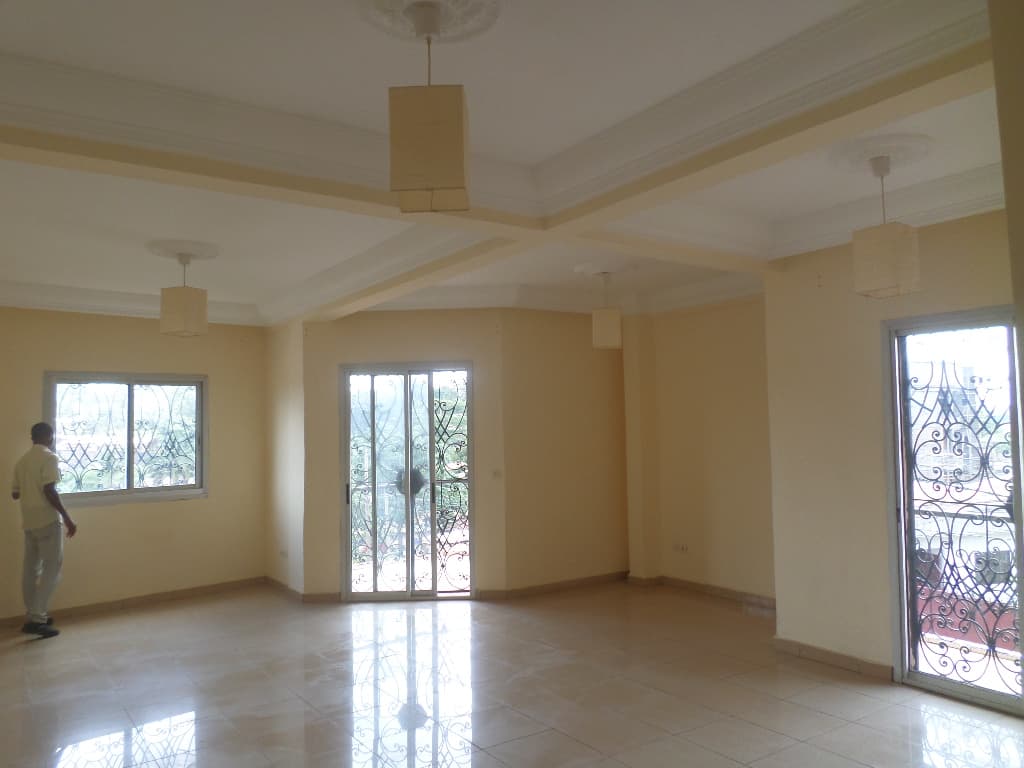 Apartment to rent - Yaoundé, Mvan, TROPICANA - 1 living room(s), 3 bedroom(s), 2 bathroom(s) - 300 000 FCFA / month