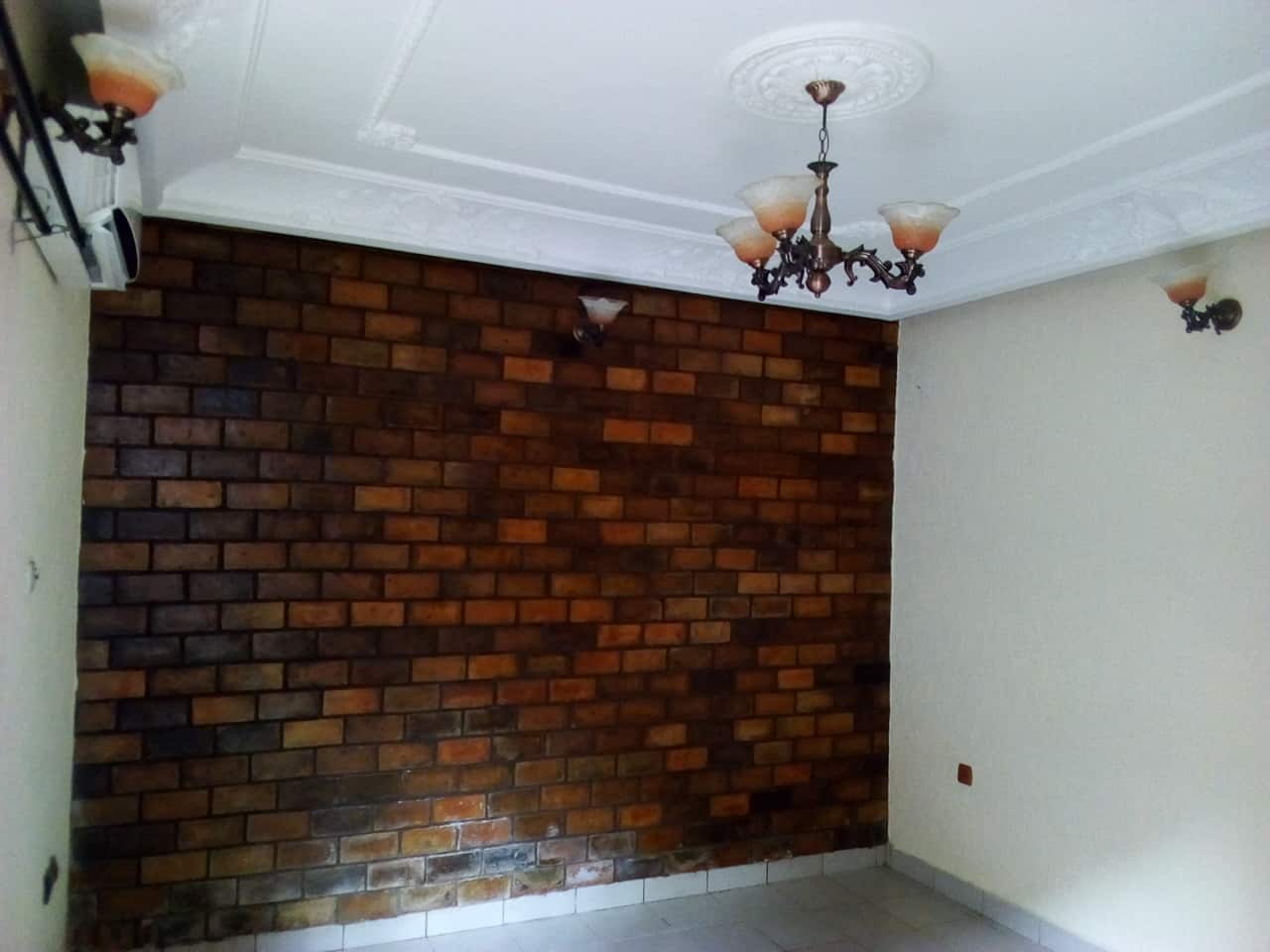 Apartment to rent - Yaoundé, Bastos, pas du palais - 1 living room(s), 1 bedroom(s), 1 bathroom(s) - 165 000 FCFA / month