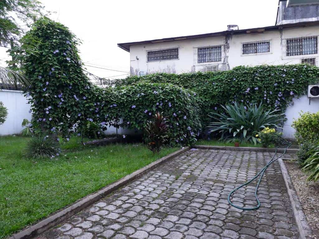 House (Villa) to rent - Douala, Bali, Vers koumassi - 1 living room(s), 4 bedroom(s), 3 bathroom(s) - 900 000 FCFA / month