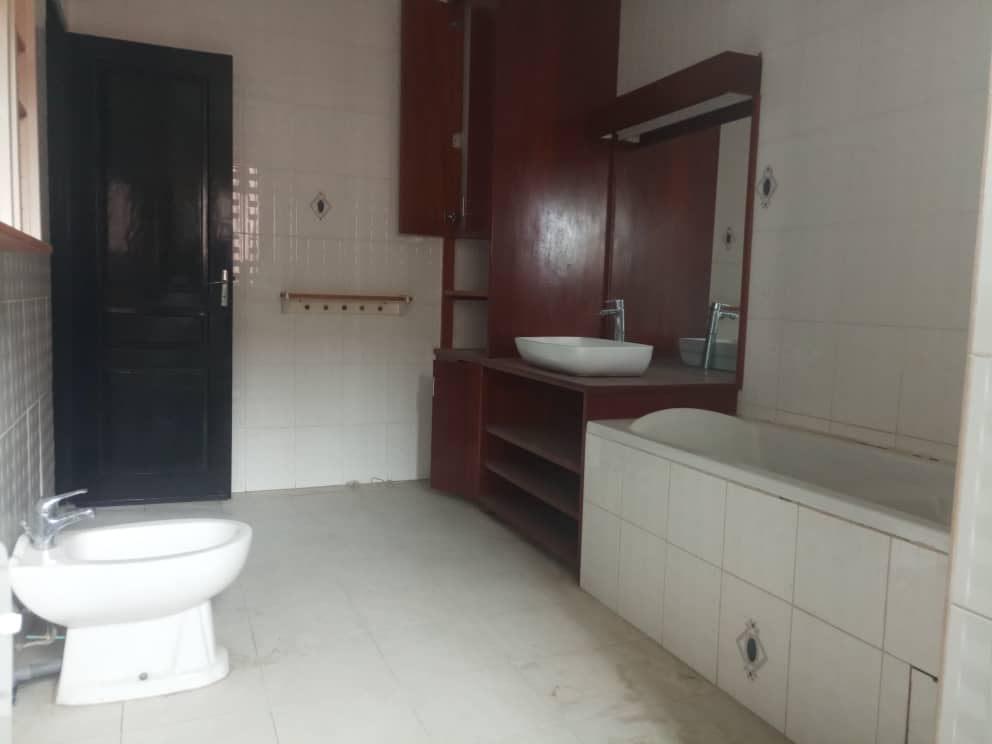 House (Villa) to rent - Douala, Bonapriso, Meteo - 1 living room(s), 4 bedroom(s), 3 bathroom(s) - 2 000 000 FCFA / month