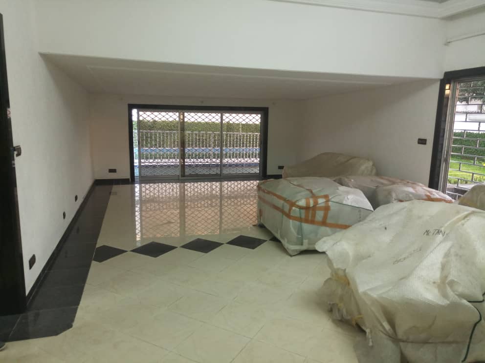 House (Villa) to rent - Douala, Bonapriso, Hydrocarbures - 1 living room(s), 3 bedroom(s), 2 bathroom(s) - 2 000 000 FCFA / month