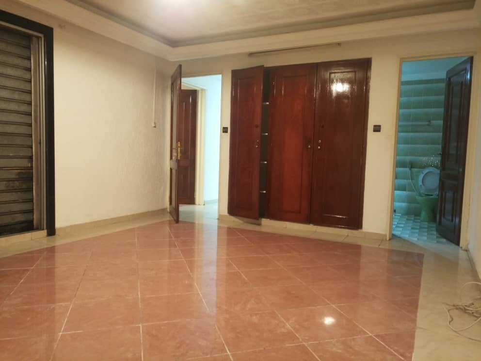 House (Villa) to rent - Douala, Bonapriso, Hydrocarbures - 1 living room(s), 3 bedroom(s), 2 bathroom(s) - 2 000 000 FCFA / month
