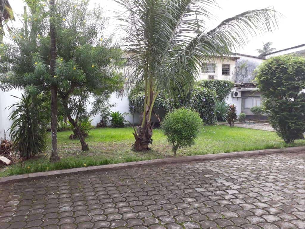 Apartment to rent - Douala, Bonapriso, Rue Tokoto - 1 living room(s), 3 bedroom(s), 2 bathroom(s) - 1 000 000 FCFA / month
