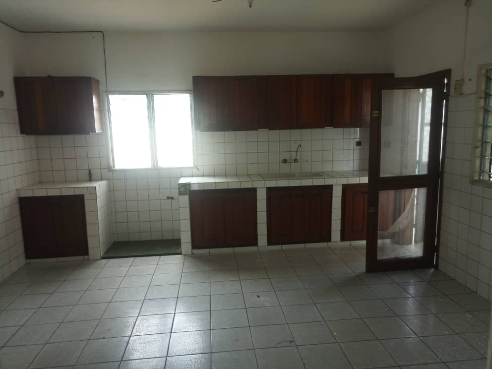 Apartment to rent - Douala, Bonapriso, Rue Tokoto - 1 living room(s), 3 bedroom(s), 2 bathroom(s) - 1 000 000 FCFA / month