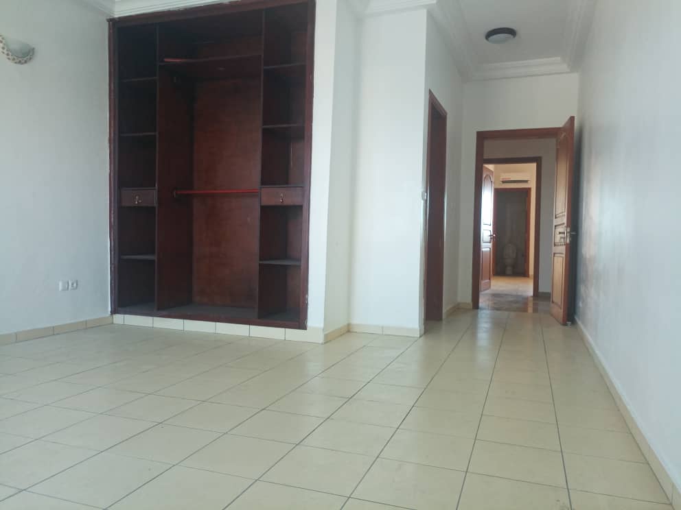Apartment to rent - Douala, Bonapriso, Rue Tokoto - 1 living room(s), 3 bedroom(s), 2 bathroom(s) - 1 000 000 FCFA / month