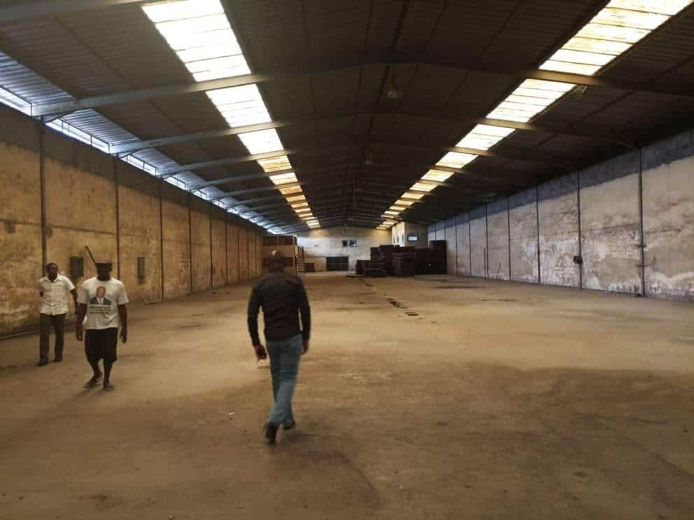 Store to rent at Douala, Bonaberi, Vers hôtel htds - 2500 m2 - 5 000 000 FCFA