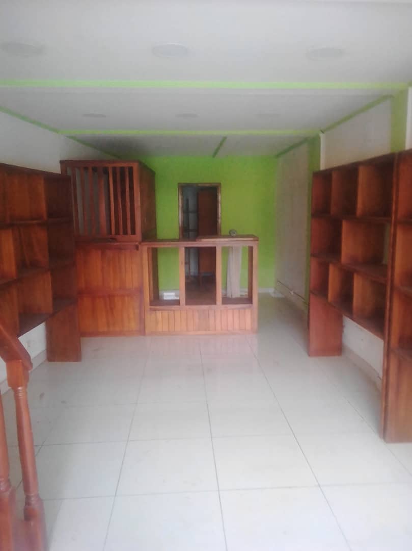 Shop to rent at Douala, Akwa I, Vers carrefour tif - 120 m2 - 400 000 FCFA