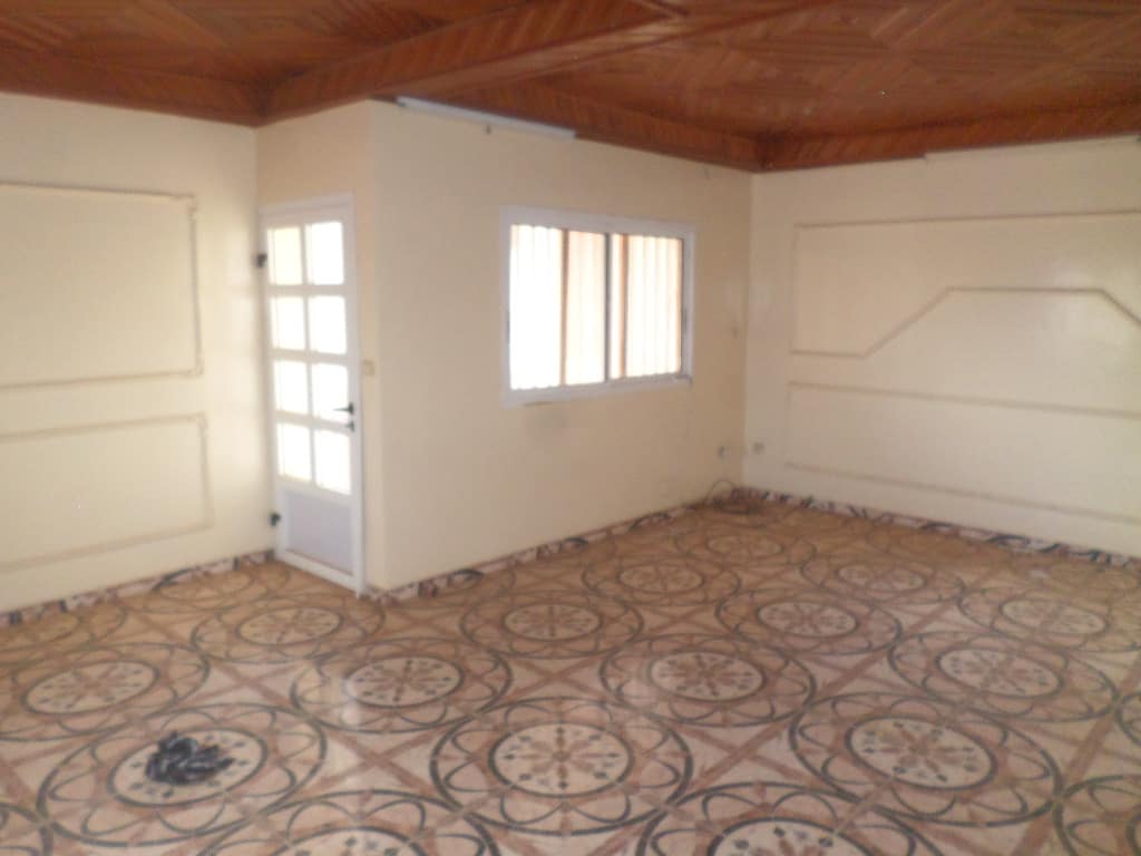 Apartment to rent - Yaoundé, Bastos, PAS LOIN DE NEPTURNE - 1 living room(s), 2 bedroom(s), 3 bathroom(s) - 450 000 FCFA / month