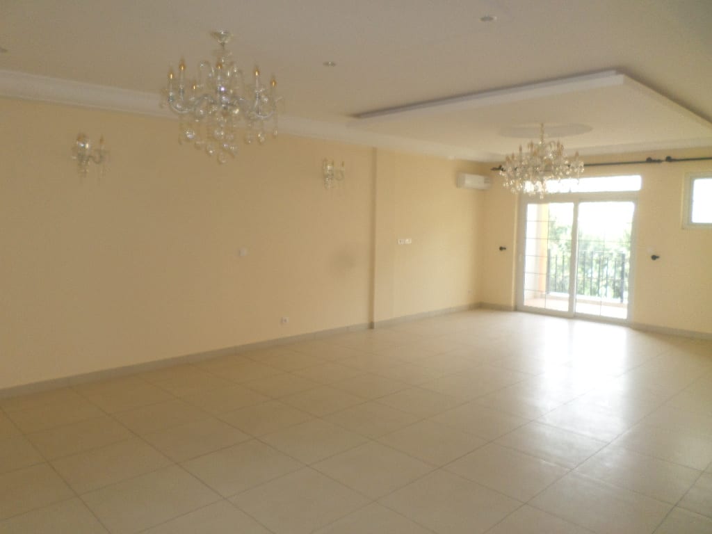 Apartment to rent - Yaoundé, Bastos, appartement duplex avec piscine pas loin  du pnud - 1 living room(s), 4 bedroom(s), 4 bathroom(s) - 1 900 000 FCFA / month