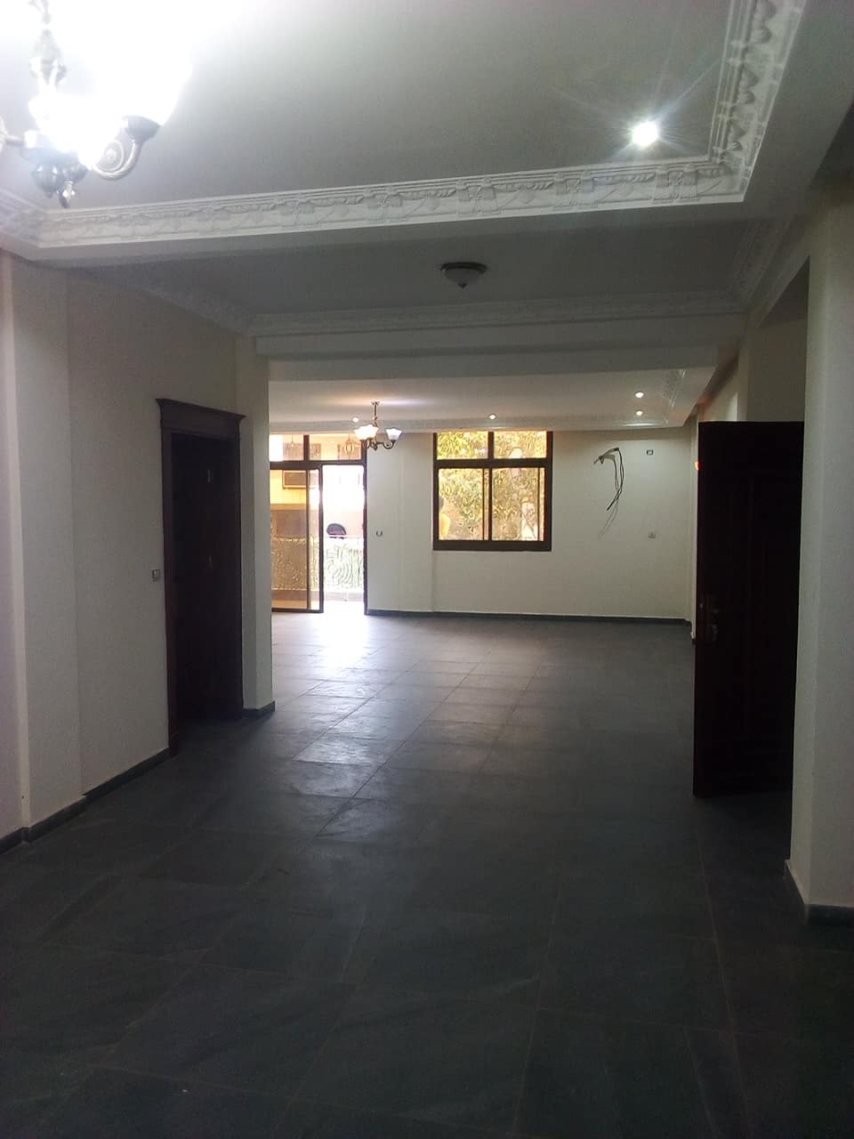 Apartment to rent - Yaoundé, Bastos, pas loin de snv - 1 living room(s), 4 bedroom(s), 5 bathroom(s) - 1 500 000 FCFA / month