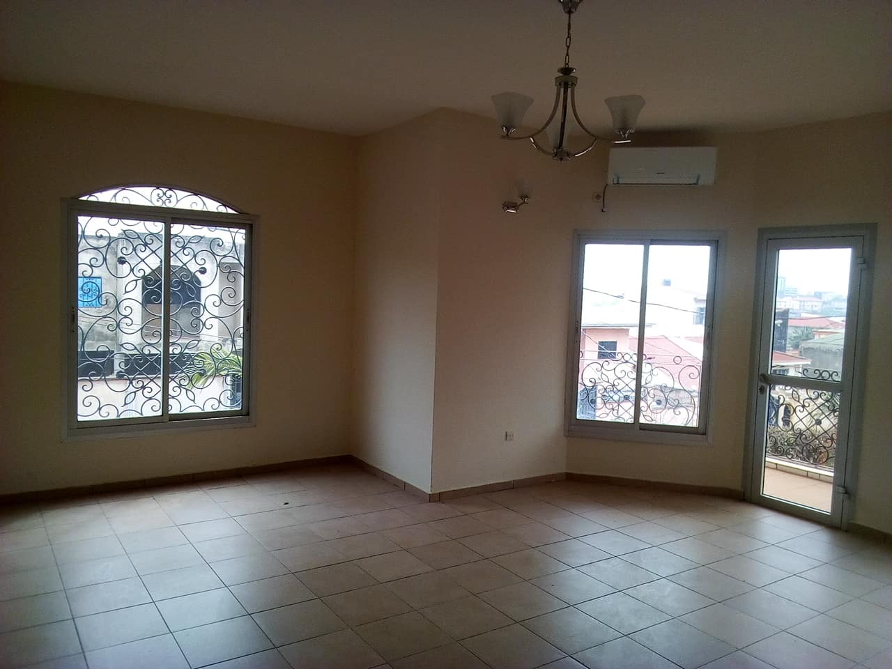 Apartment to rent - Yaoundé, Mfandena, pas loin de la cave - 1 living room(s), 2 bedroom(s), 2 bathroom(s) - 280 000 FCFA / month