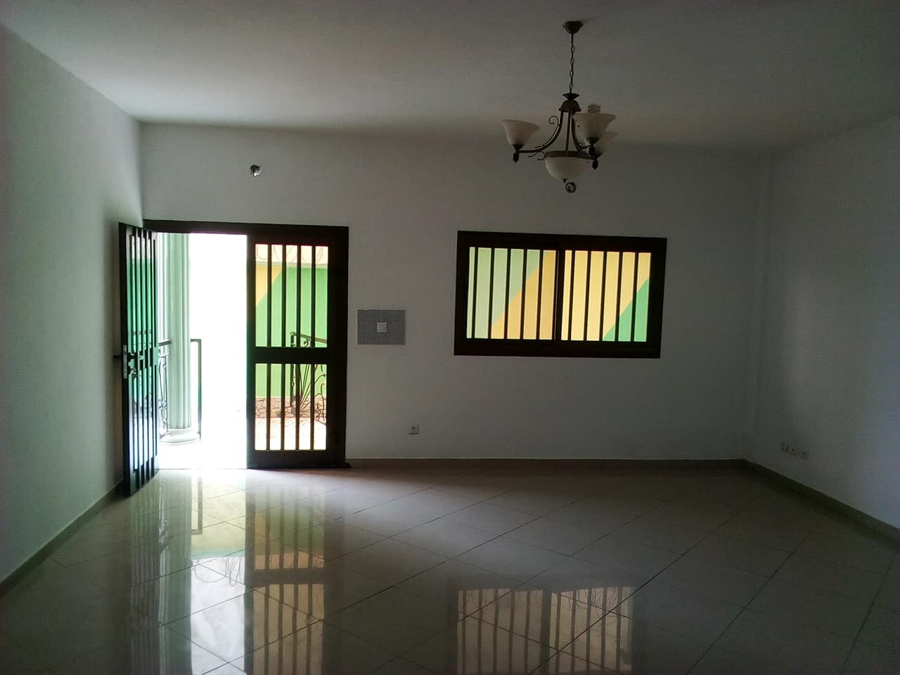 Apartment to rent - Yaoundé, Mfandena, pas loin de lecole - 1 living room(s), 2 bedroom(s), 3 bathroom(s) - 300 000 FCFA / month