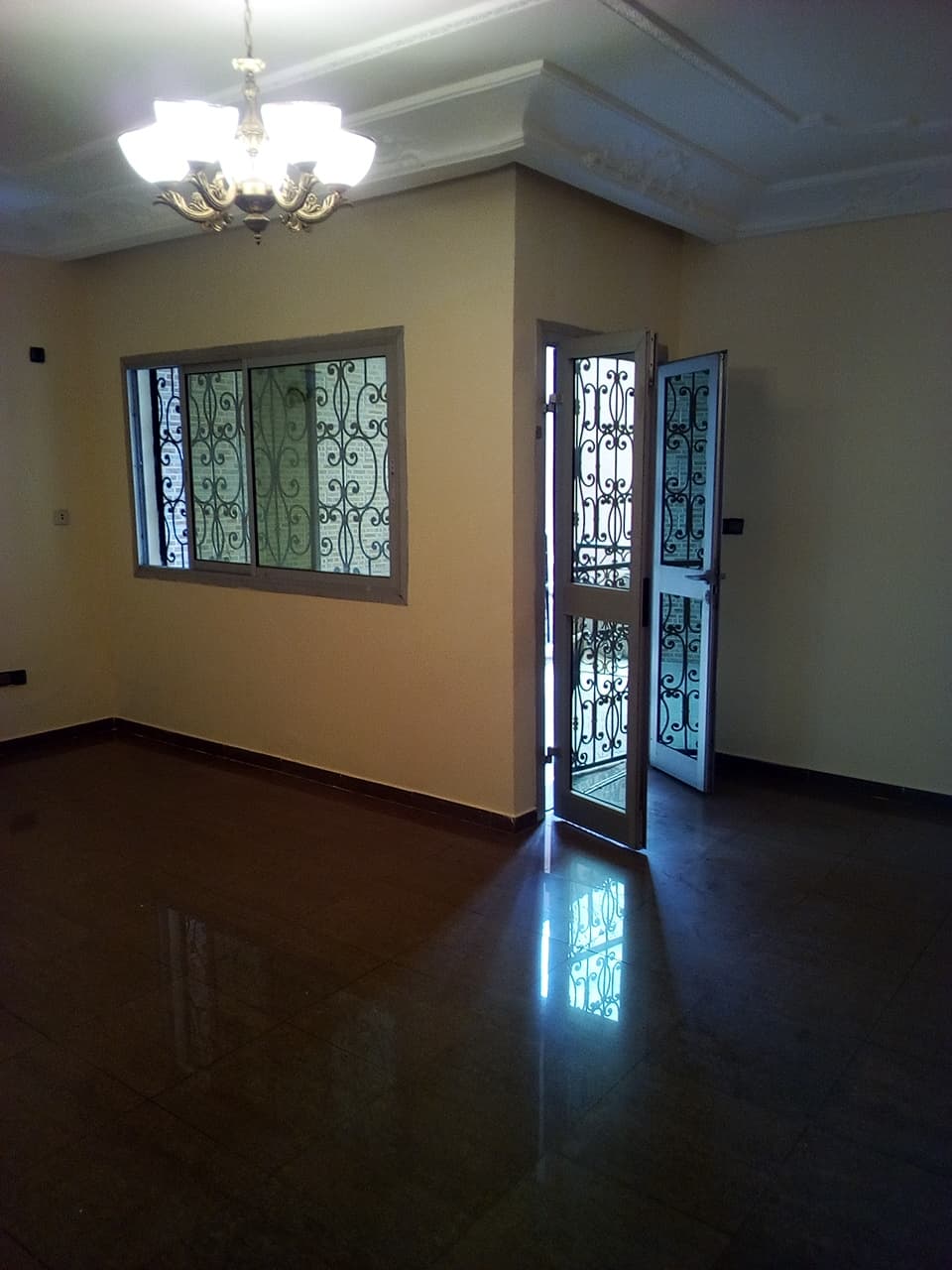 Apartment to rent - Yaoundé, Mfandena, pas loin de la cave - 1 living room(s), 2 bedroom(s), 2 bathroom(s) - 250 000 FCFA / month