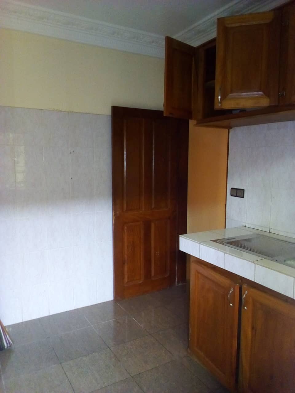 Apartment to rent - Yaoundé, Mfandena, pas loin de la cave - 1 living room(s), 2 bedroom(s), 2 bathroom(s) - 250 000 FCFA / month