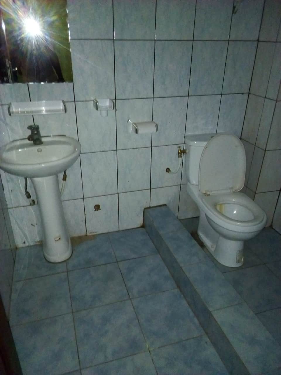 Apartment to rent - Yaoundé, Mfandena, pas loin de la cave - 1 living room(s), 2 bedroom(s), 2 bathroom(s) - 250 000 FCFA / month