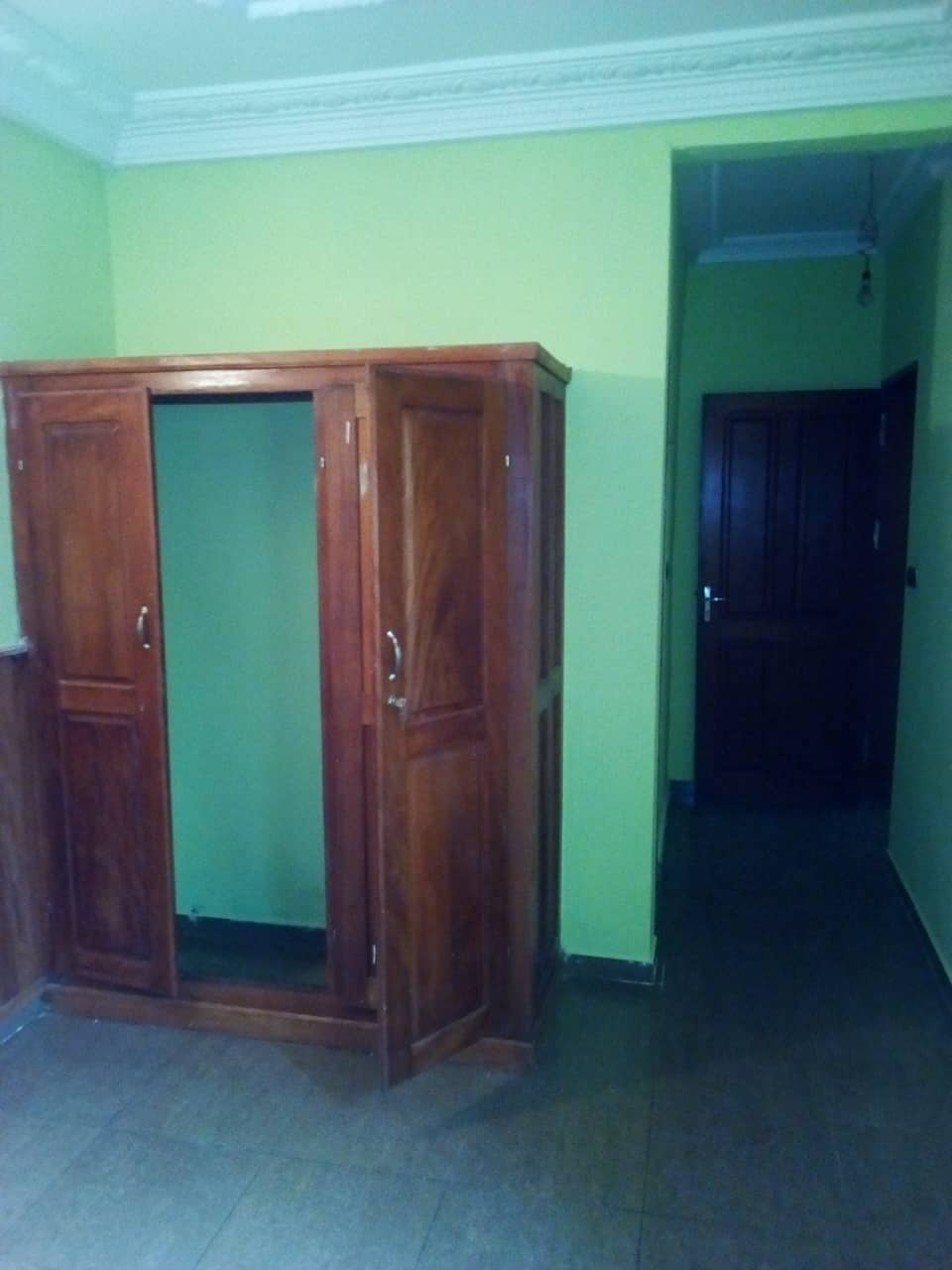 Apartment to rent - Yaoundé, Mfandena, pas loin de la cave - 1 living room(s), 2 bedroom(s), 2 bathroom(s) - 250 000 FCFA / month