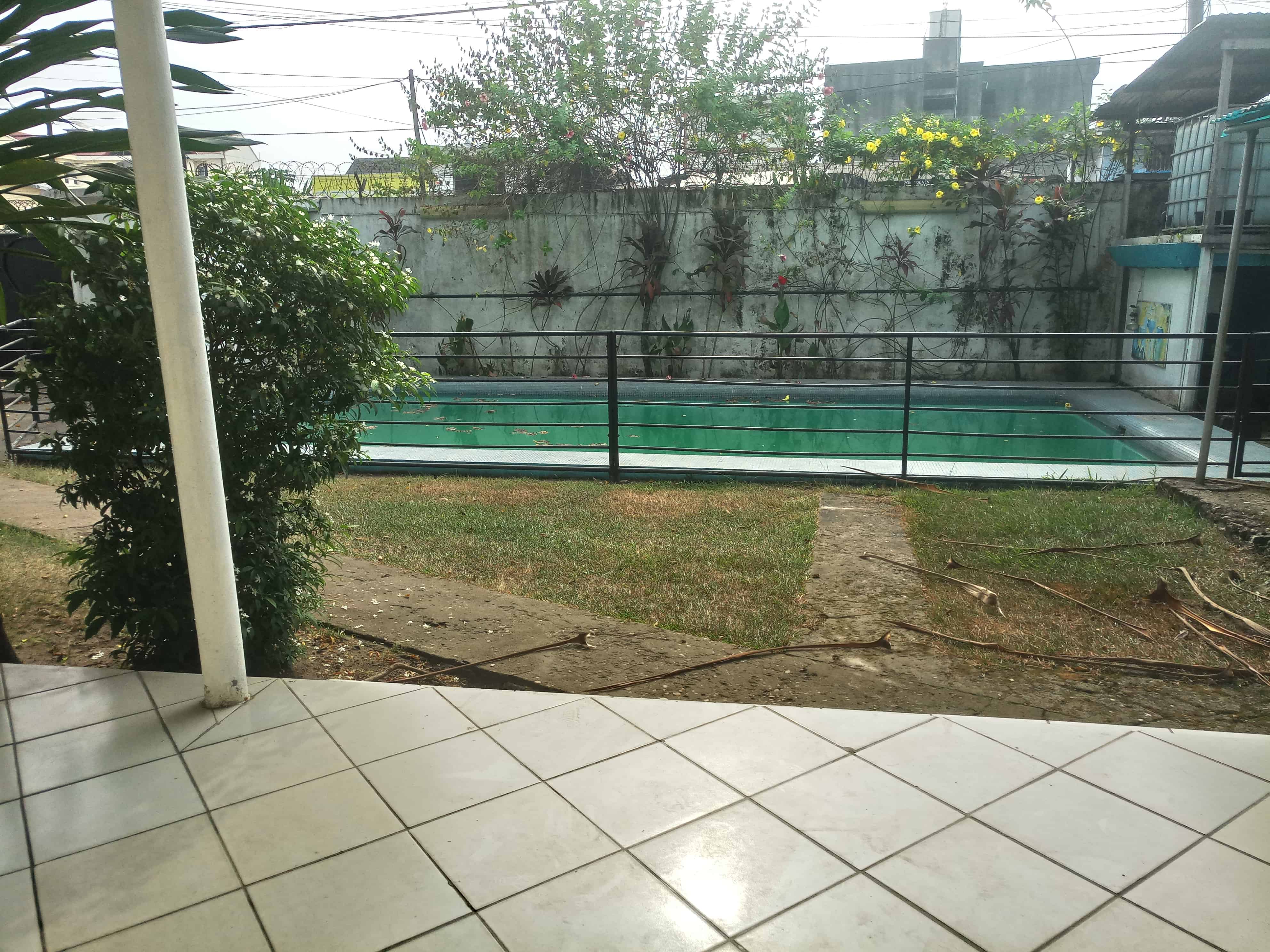 House (Villa) to rent - Douala, Bonapriso, Hôtel de l'air - 1 living room(s), 3 bedroom(s), 2 bathroom(s) - 1 700 000 FCFA / month