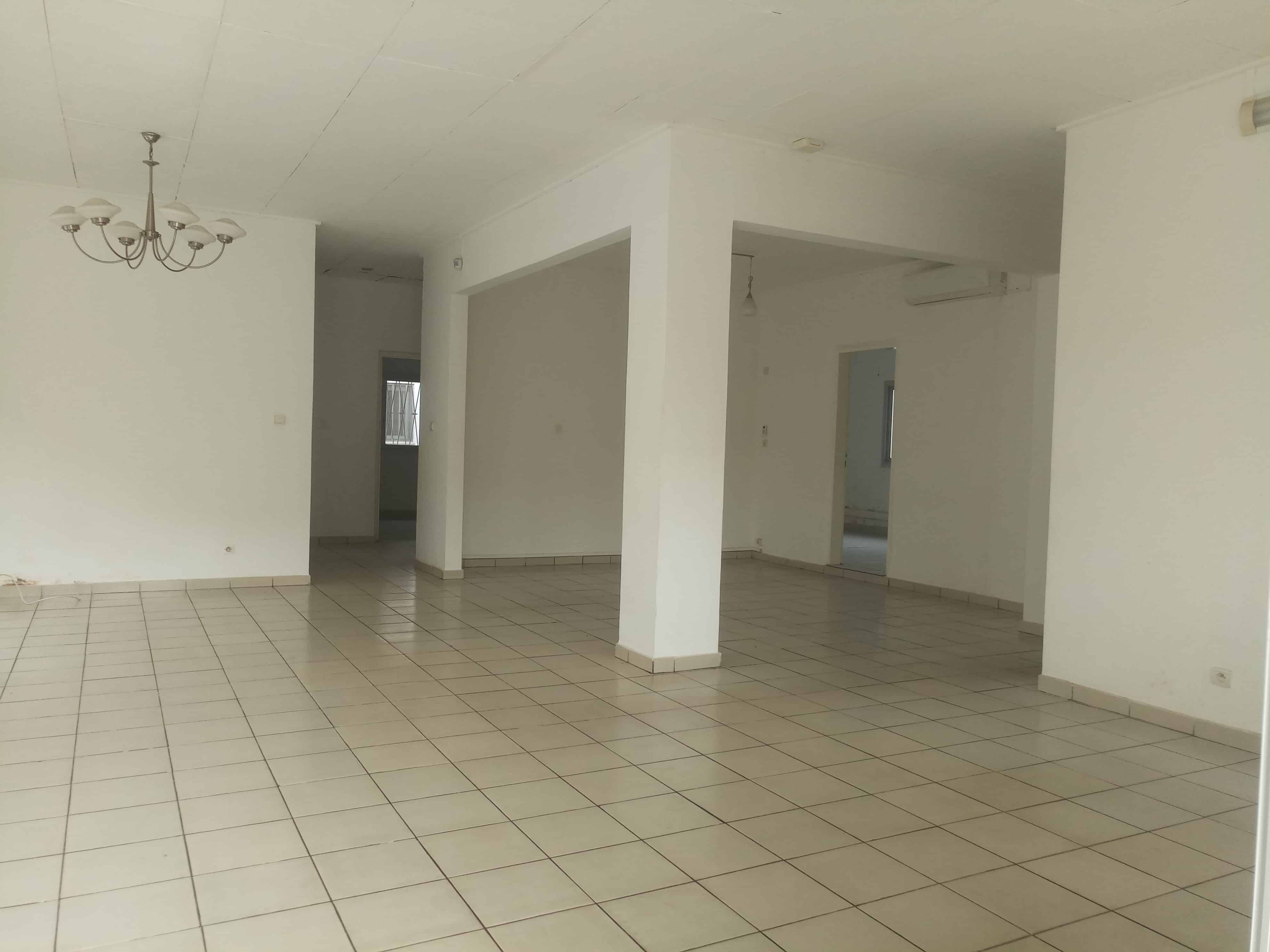 House (Villa) to rent - Douala, Bonapriso, Hôtel de l'air - 1 living room(s), 3 bedroom(s), 2 bathroom(s) - 1 700 000 FCFA / month