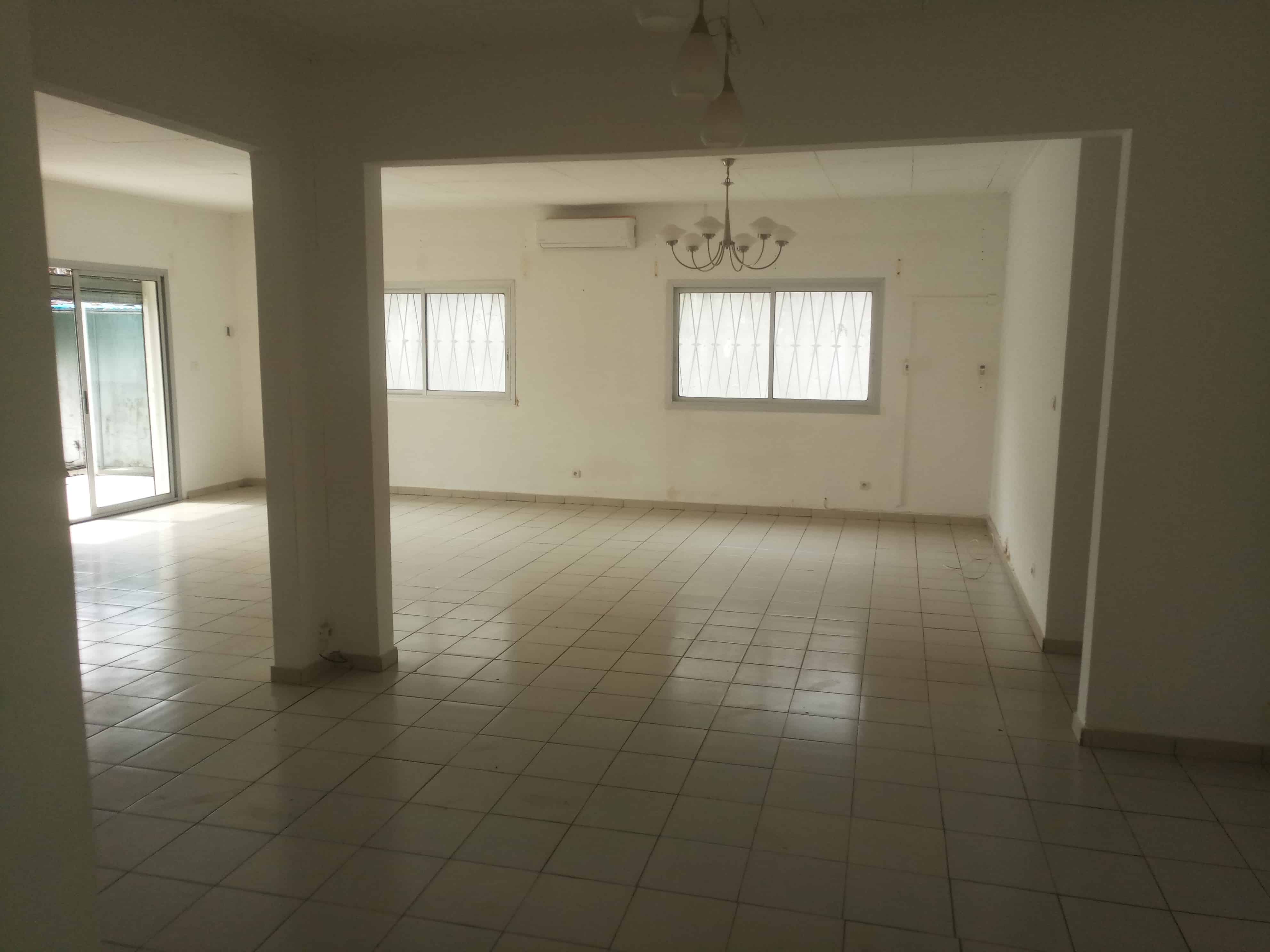 House (Villa) to rent - Douala, Bonapriso, Hôtel de l'air - 1 living room(s), 3 bedroom(s), 2 bathroom(s) - 1 700 000 FCFA / month