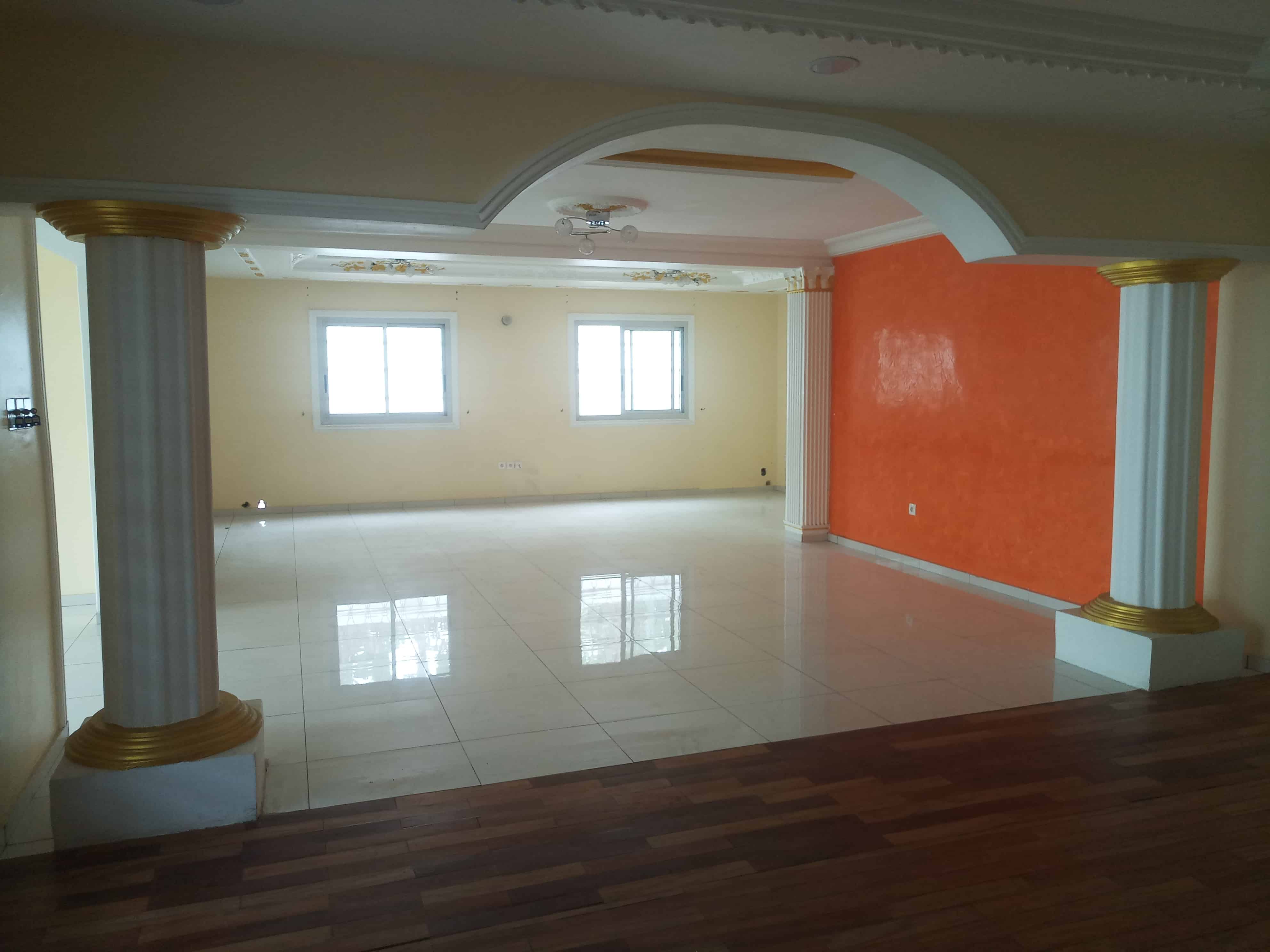 House (Duplex) to rent - Douala, Bonapriso, Rue njo njo - 1 living room(s), 5 bedroom(s), 5 bathroom(s) - 3 500 000 FCFA / month
