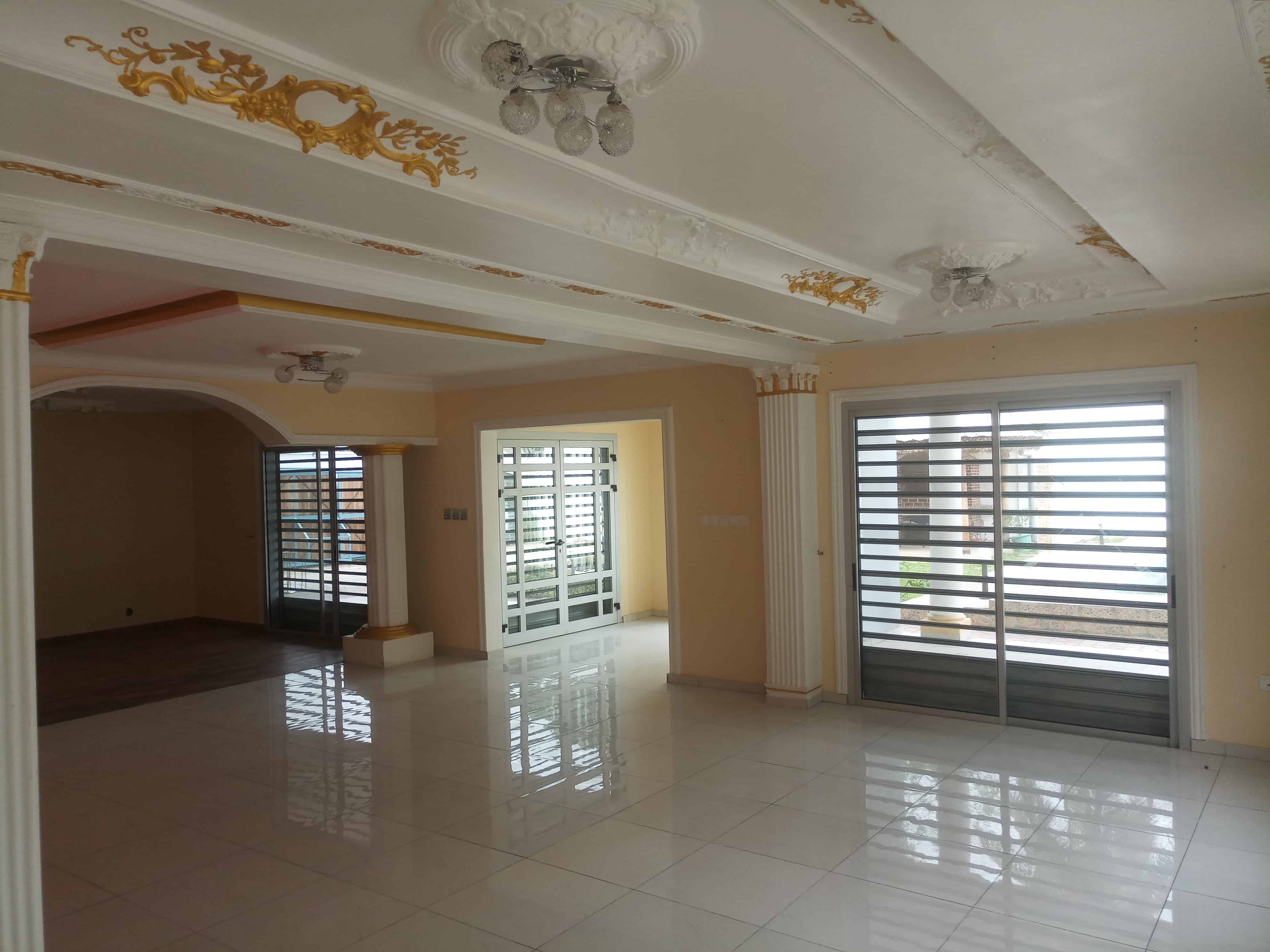 House (Duplex) to rent - Douala, Bonapriso, Rue njo njo - 1 living room(s), 5 bedroom(s), 5 bathroom(s) - 3 500 000 FCFA / month