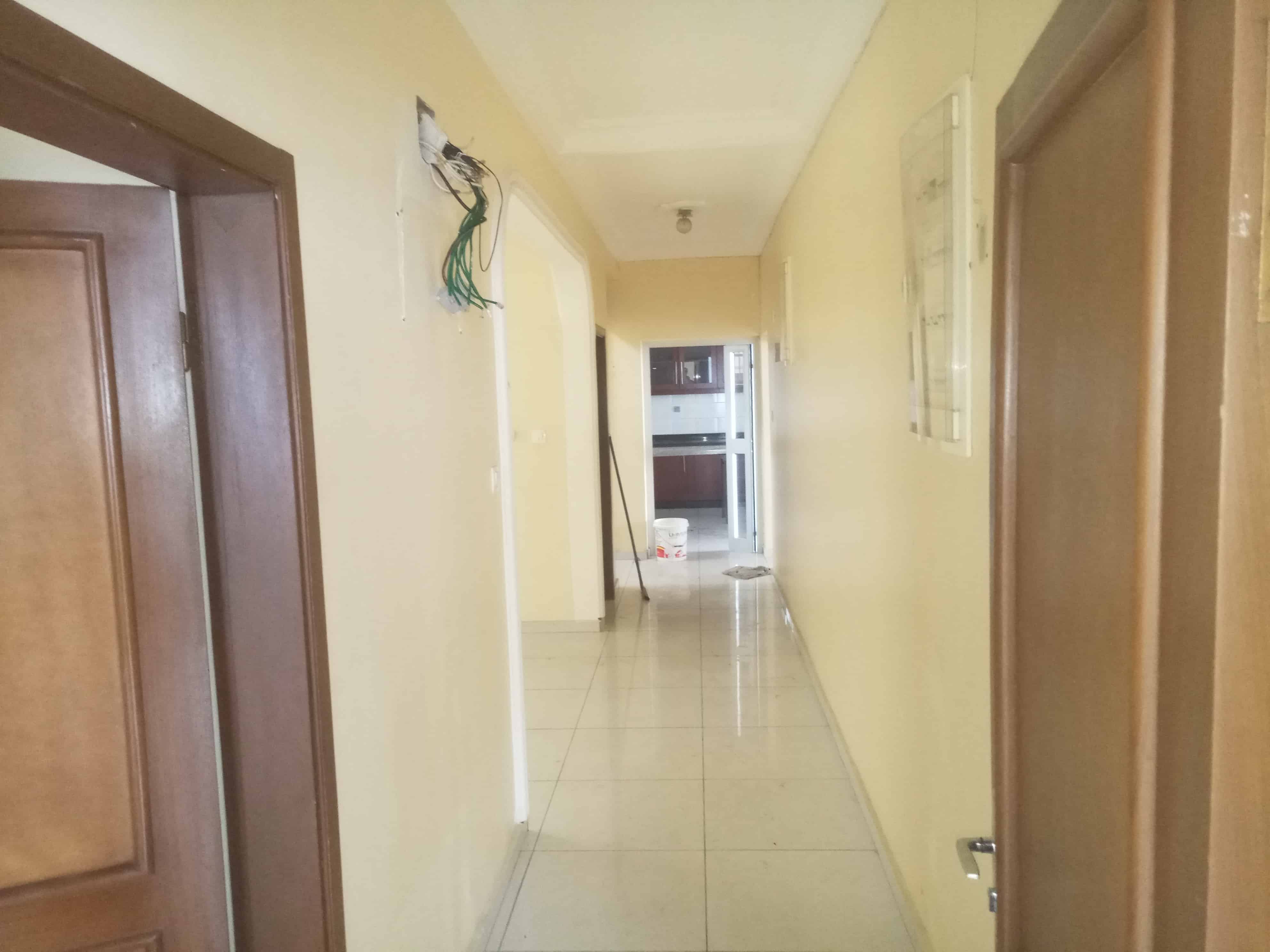 House (Duplex) to rent - Douala, Bonapriso, Rue njo njo - 1 living room(s), 5 bedroom(s), 5 bathroom(s) - 3 500 000 FCFA / month