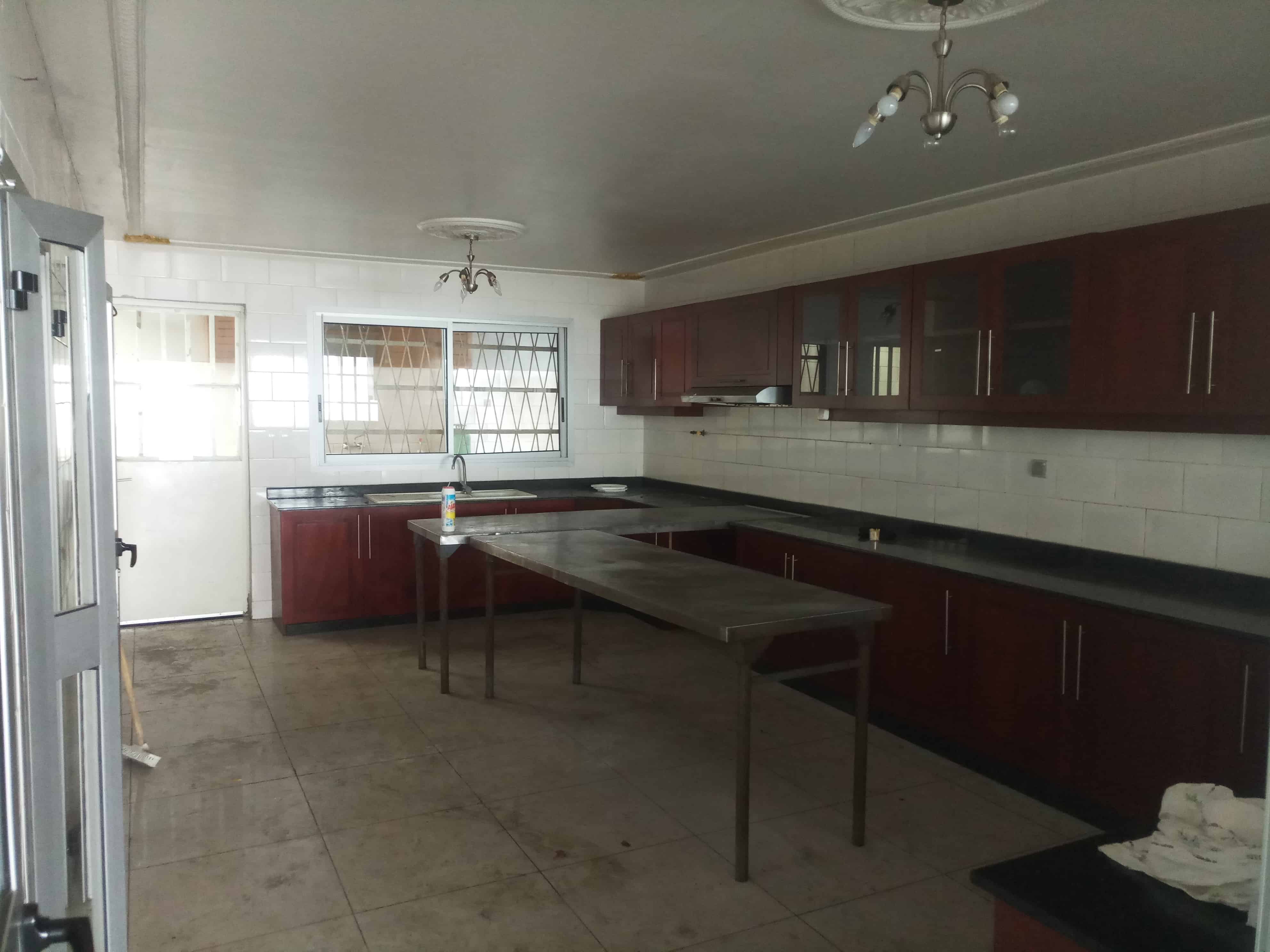 House (Duplex) to rent - Douala, Bonapriso, Rue njo njo - 1 living room(s), 5 bedroom(s), 5 bathroom(s) - 3 500 000 FCFA / month