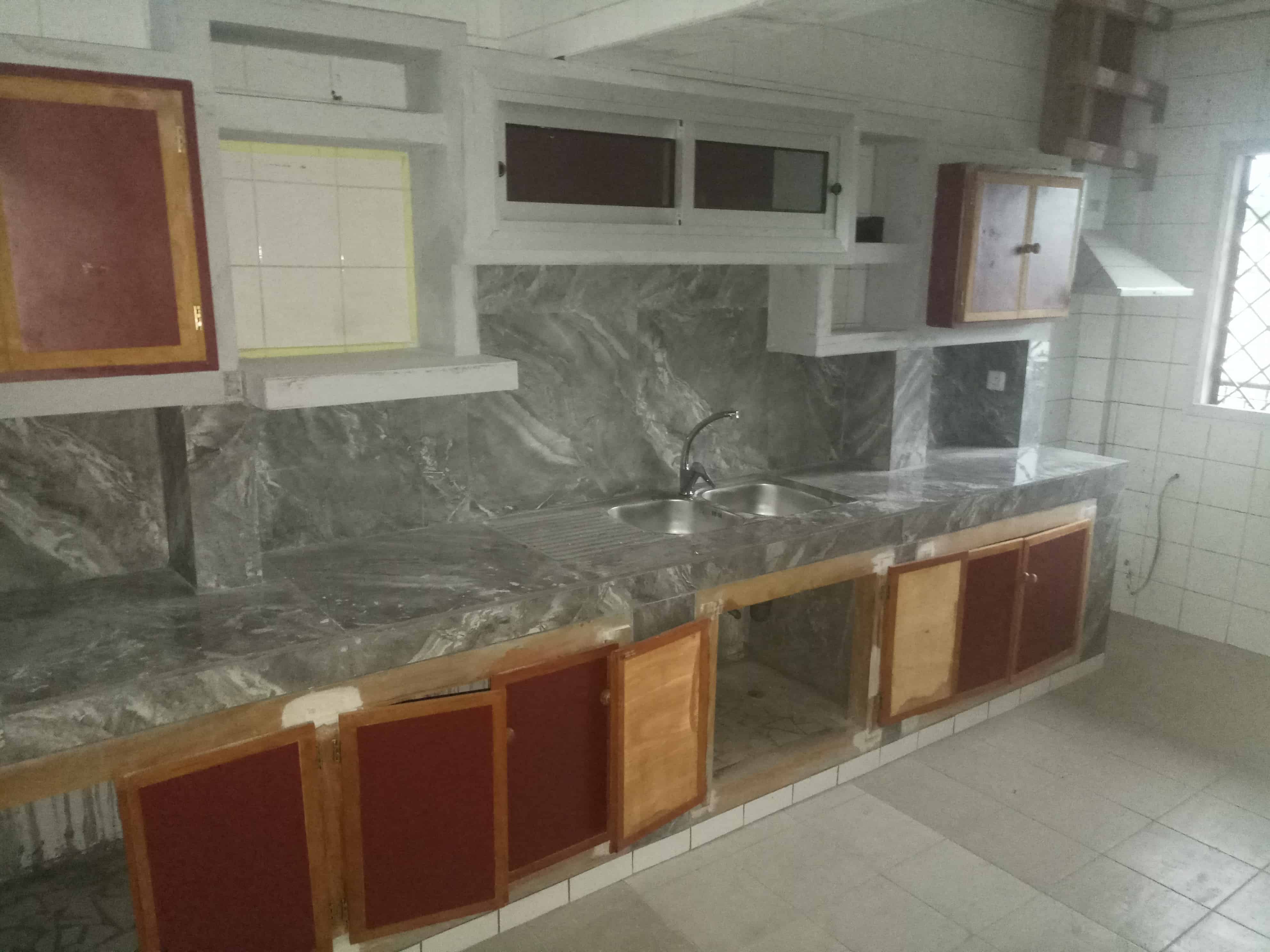 Apartment to rent - Douala, Bonanjo, Vallée des ministres - 1 living room(s), 3 bedroom(s), 2 bathroom(s) - 1 000 000 FCFA / month