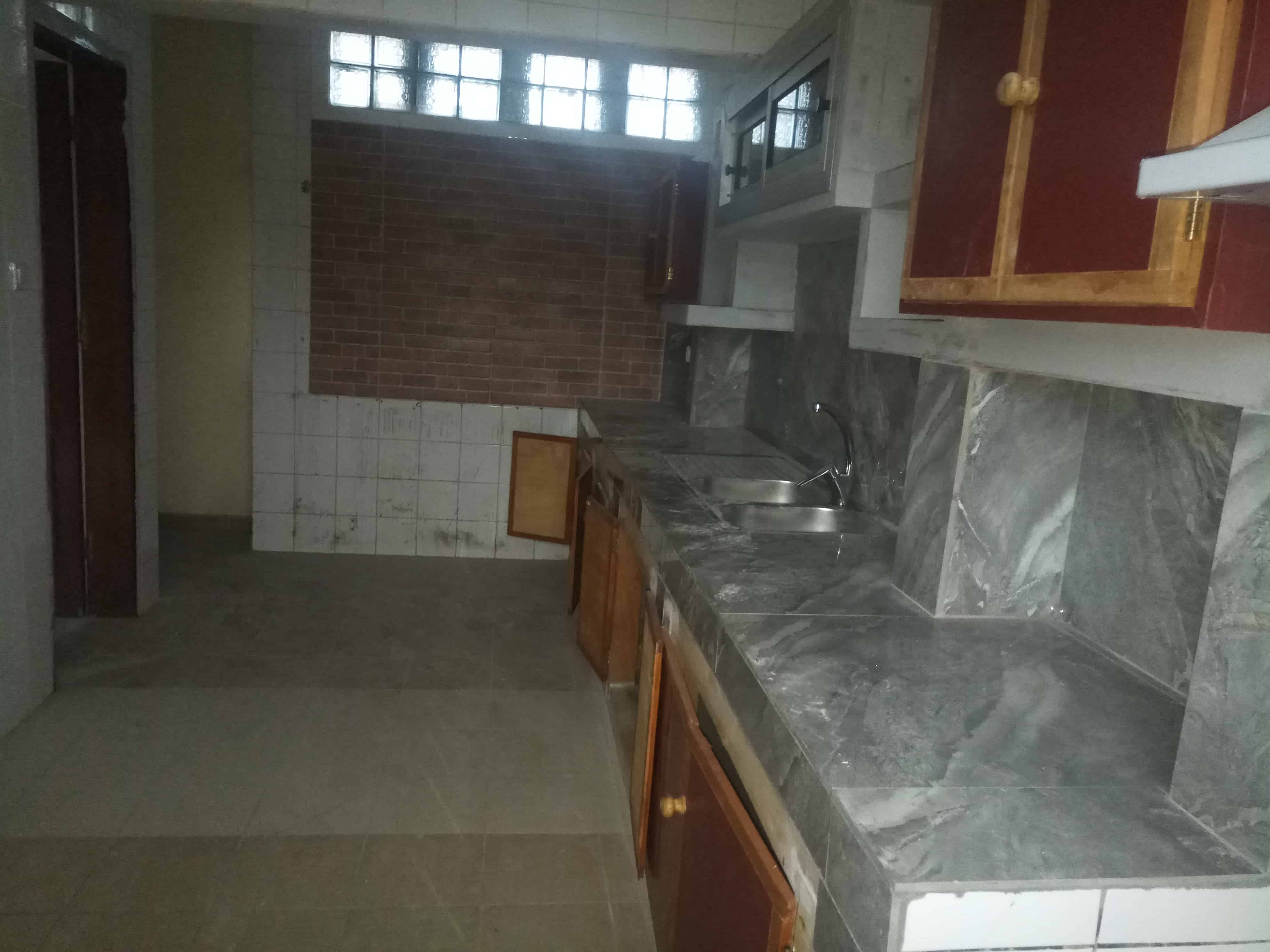 Apartment to rent - Douala, Bonanjo, Vallée des ministres - 1 living room(s), 3 bedroom(s), 2 bathroom(s) - 1 000 000 FCFA / month