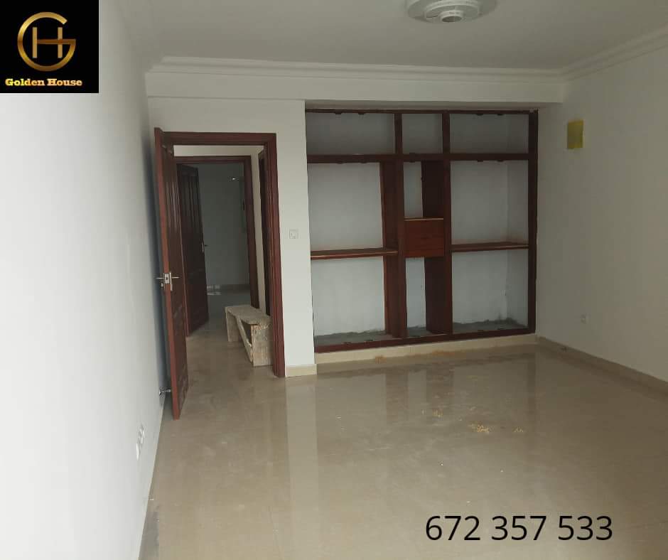 Appartement à louer - Douala, Bonapriso, Rue njo njo - 1 salon(s), 3 chambre(s), 2 salle(s) de bains - 1 000 000 FCFA / mois