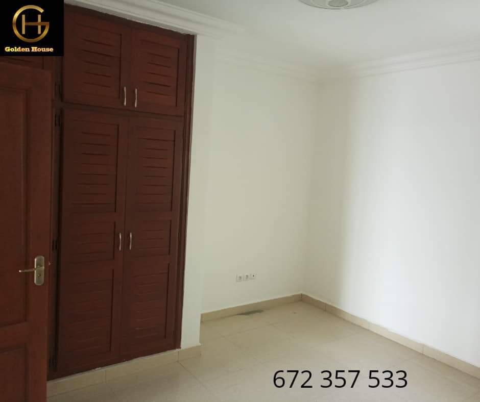 Appartement à louer - Douala, Bonapriso, Rue njo njo - 1 salon(s), 3 chambre(s), 2 salle(s) de bains - 1 000 000 FCFA / mois