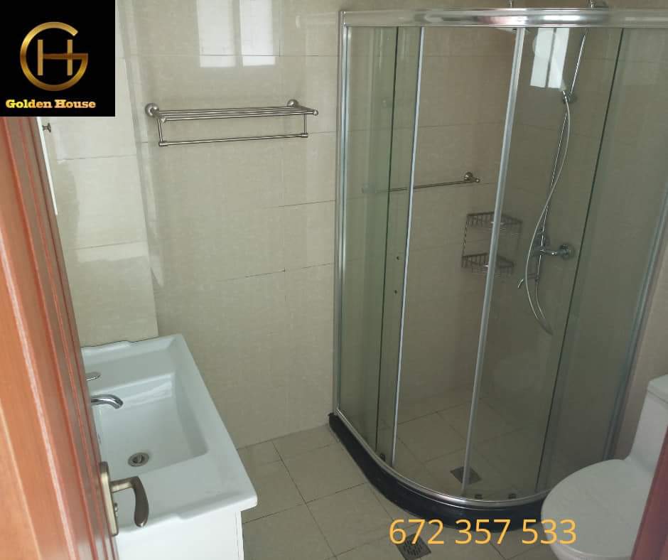 Appartement à louer - Douala, Bonapriso, Rue njo njo - 1 salon(s), 3 chambre(s), 2 salle(s) de bains - 1 000 000 FCFA / mois