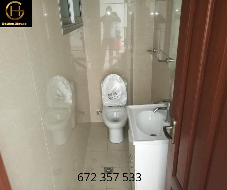 Appartement à louer - Douala, Bonapriso, Rue njo njo - 1 salon(s), 3 chambre(s), 2 salle(s) de bains - 1 000 000 FCFA / mois