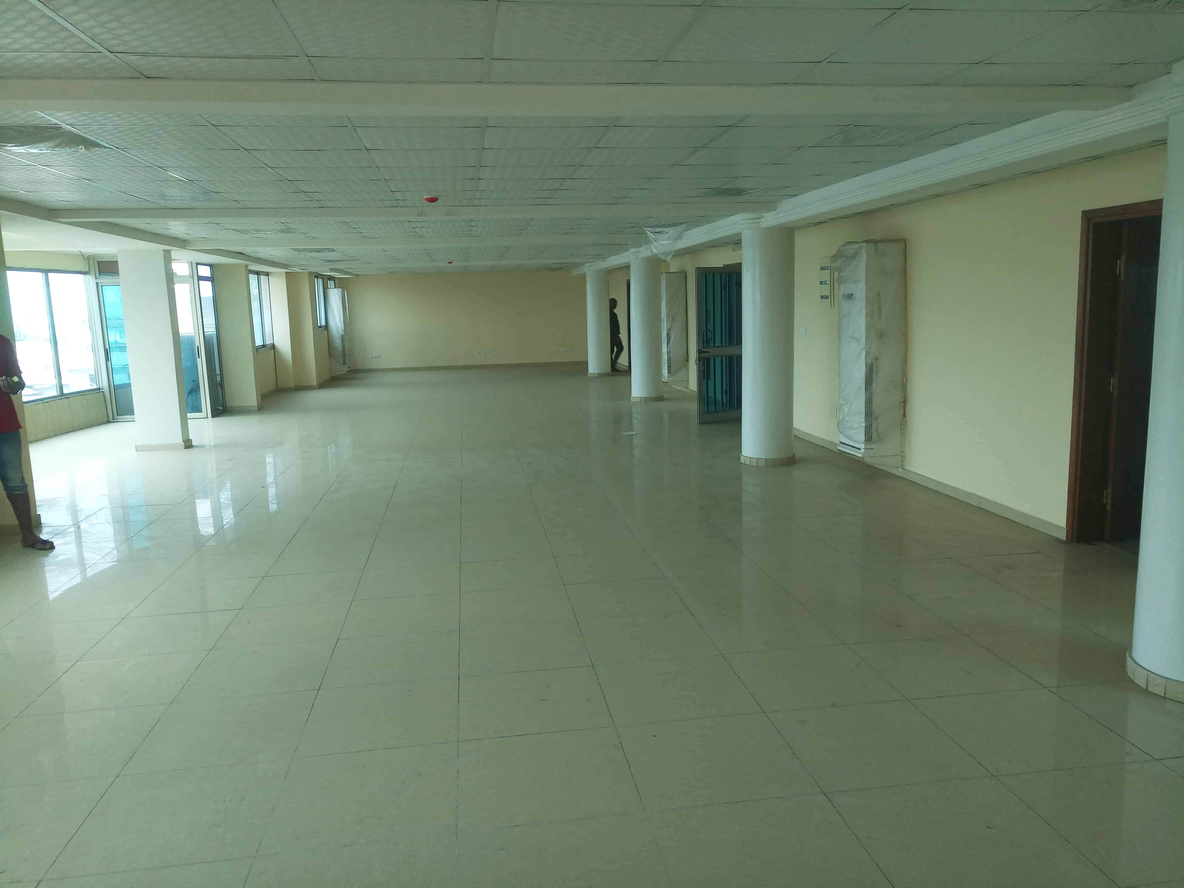 Bureau à louer à Douala, Akwa I, De la salle - 200 m2 - 2 500 000 FCFA