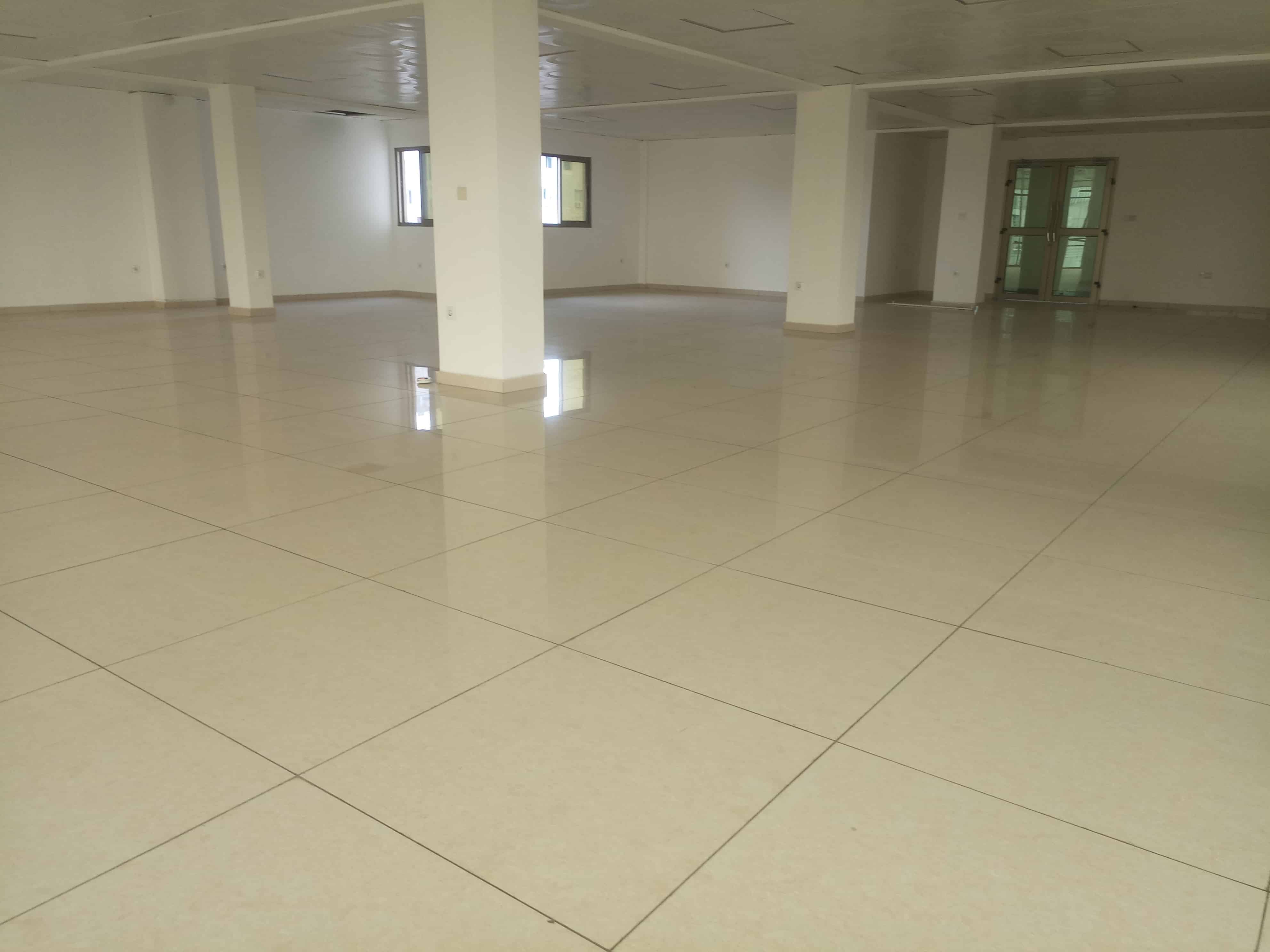 Office to rent at Douala, Akwa I, Carrefour idéal - 250 m2 - 2 500 000 FCFA